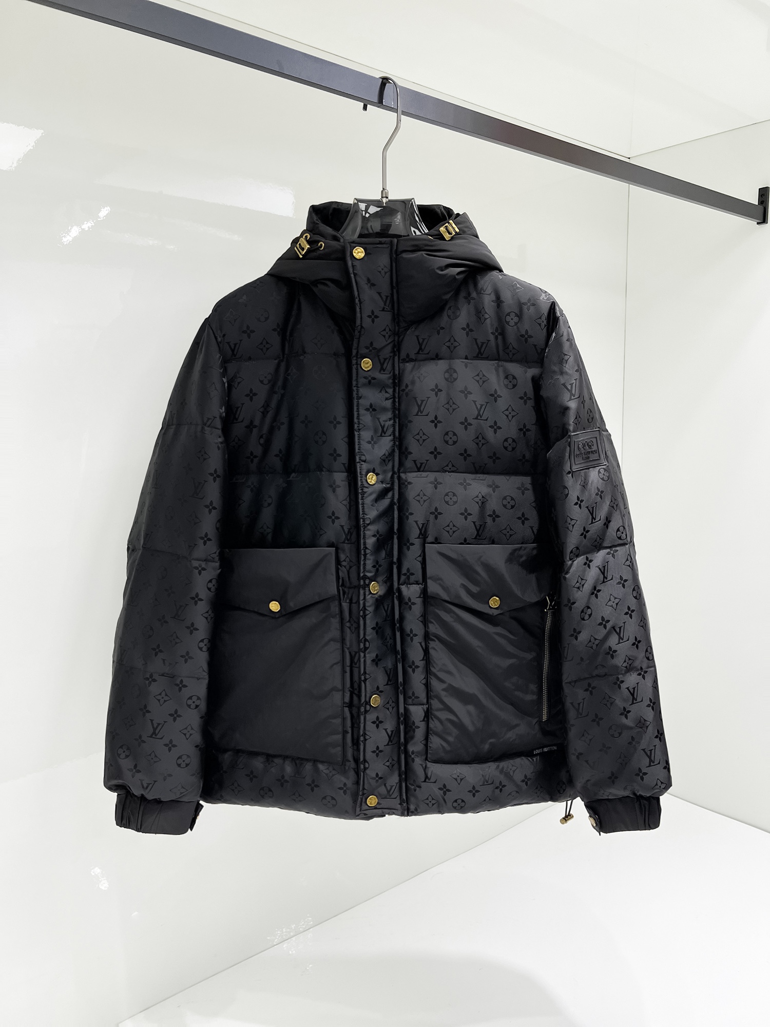 NO:731482,Support replacement after the year!  LV 2025ss new winter product, fashionable top down jacket, filled with imported down, the highest quality on the market, imported fabrics, the highest lining standards, no down, all accessories and hardware are custom-made from the original factory, 10 years of focus on clothing production, ensuring the smoothness of each piece of clothing, the Rolls Royce of down jackets, sizes M-L-XL-2XL-3XL,, Louis Vuitton, down jacket,19860909支持年后退换！ LV 2025ss冬季新品,时尚顶级羽绒服 填充进口羽绒朵,市面最高品质,进口面料,里布最高标准,绝不跑绒,辅料五金全部原厂定做,10年专注服装生产,保证每件衣服的平整性,羽绒服界的劳斯莱斯 尺码M-L-XL-2XL-3XL,,louis vuitton,down jacket,,Men's clothing