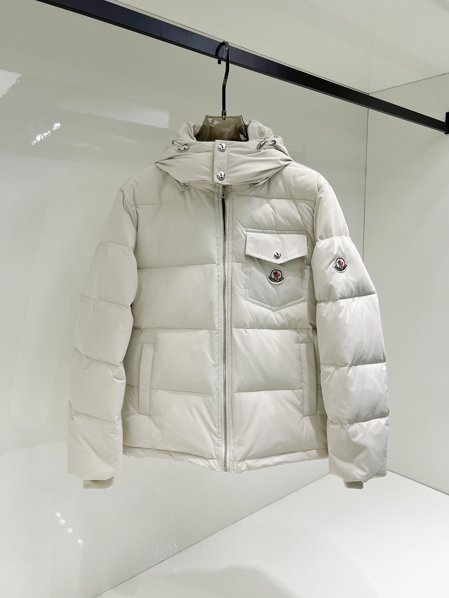 NO:731533,Support replacement after the year!  Mengkou 2025ss new winter product, fashionable top down jacket, filled with imported down, the highest quality on the market, imported fabrics, the highest lining standards, never running down, accessories and hardware are all custom-made from the original factory, 10 years of focus on clothing production, ensuring the smoothness of each piece of clothing, the Rolls Royce of down jackets, sizes M-L-XL-2XL-3XL,, Moncler, down jacket,19860909支持年后退换！ 蒙口 2025ss冬季新品,时尚顶级羽绒服 填充进口羽绒朵,市面最高品质,进口面料,里布最高标准,绝不跑绒,辅料五金全部原厂定做,10年专注服装生产,保证每件衣服的平整性,羽绒服界的劳斯莱斯 尺码M-L-XL-2XL-3XL,,Moncler,down jacket,,Men's clothing