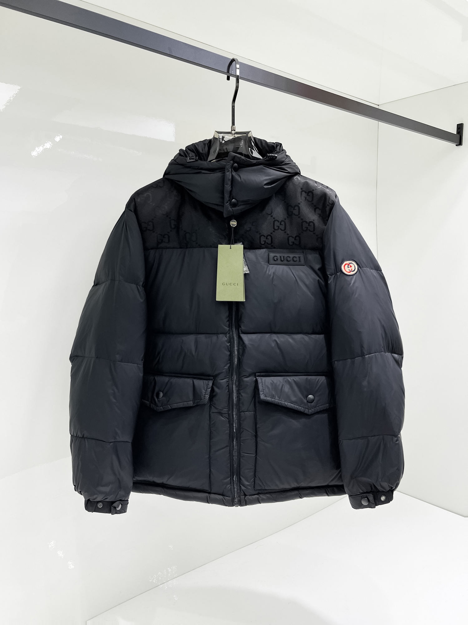 NO:731530,Support replacement after the year!  Gucci 2025ss new winter product, fashionable top down jacket, filled with imported down, the highest quality on the market, imported fabrics, the highest lining standards, never running down, accessories and hardware are all custom-made from the original factory, 10 years of focus on clothing production, ensuring the smoothness of each piece of clothing, the Rolls-Royce of the down jacket industry, sizes M-L-XL-2XL-3XL,, down jacket,19860909支持年后退换！ 古奇 2025ss冬季新品,时尚顶级羽绒服 填充进口羽绒朵,市面最高品质,进口面料,里布最高标准,绝不跑绒,辅料五金全部原厂定做,10年专注服装生产,保证每件衣服的平整性,羽绒服界的劳斯莱斯 尺码M-L-XL-2XL-3XL,,down jacket,,Men's clothing