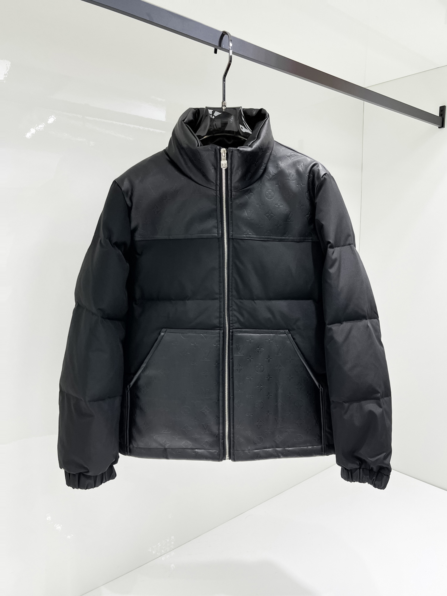 NO:731527,Support replacement after the year!  LV 2025ss new winter product, fashionable top down jacket, filled with imported down, the highest quality on the market, imported fabrics, the highest lining standards, no down, all accessories and hardware are custom-made from the original factory, 10 years of focus on clothing production, ensuring the smoothness of each piece of clothing, the Rolls Royce of down jackets, sizes M-L-XL-2XL-3XL,, Louis Vuitton, down jacket,19860909支持年后退换！ LV 2025ss冬季新品,时尚顶级羽绒服 填充进口羽绒朵,市面最高品质,进口面料,里布最高标准,绝不跑绒,辅料五金全部原厂定做,10年专注服装生产,保证每件衣服的平整性,羽绒服界的劳斯莱斯 尺码M-L-XL-2XL-3XL,,louis vuitton,down jacket,,Men's clothing