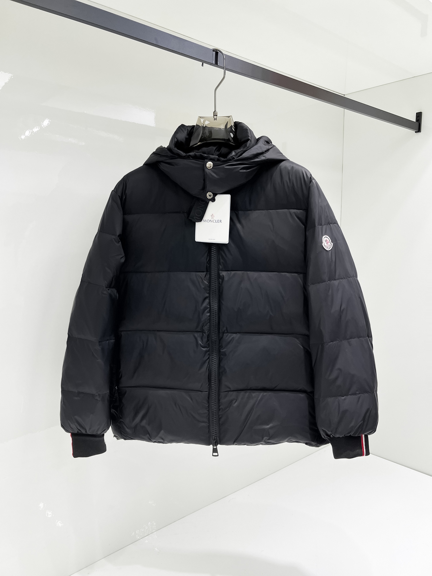 NO:731515,Support replacement after the year!  Mengkou 2025ss new winter product, fashionable top down jacket, filled with imported down, the highest quality on the market, imported fabrics, the highest lining standards, never running down, accessories and hardware are all custom-made from the original factory, 10 years of focus on clothing production, ensuring the smoothness of each piece of clothing, the Rolls Royce of down jackets, sizes M-L-XL-2XL-3XL,, Moncler, down jacket,19860909支持年后退换！ 蒙口 2025ss冬季新品,时尚顶级羽绒服 填充进口羽绒朵,市面最高品质,进口面料,里布最高标准,绝不跑绒,辅料五金全部原厂定做,10年专注服装生产,保证每件衣服的平整性,羽绒服界的劳斯莱斯 尺码M-L-XL-2XL-3XL,,Moncler,down jacket,,Men's clothing