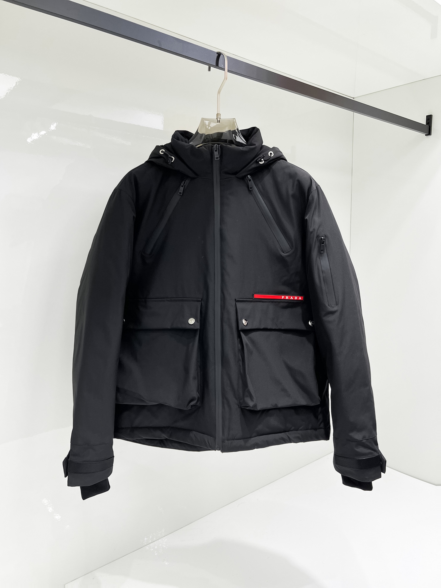 NO:731474,Support replacement after the year!  Prada 2025ss new winter product, fashionable top down jacket, filled with imported down, the highest quality on the market, imported fabrics, the highest lining standards, no down, all accessories and hardware are custom-made from the original factory, 10 years of focus on clothing production, ensuring the smoothness of each piece of clothing, the Rolls-Royce of the down jacket industry, sizes M-L-XL-2XL-3XL,, prada, down jacket,19860909支持年后退换！ 普拉达 2025ss冬季新品,时尚顶级羽绒服 填充进口羽绒朵,市面最高品质,进口面料,里布最高标准,绝不跑绒,辅料五金全部原厂定做,10年专注服装生产,保证每件衣服的平整性,羽绒服界的劳斯莱斯 尺码M-L-XL-2XL-3XL,,prada,down jacket,,Men's clothing