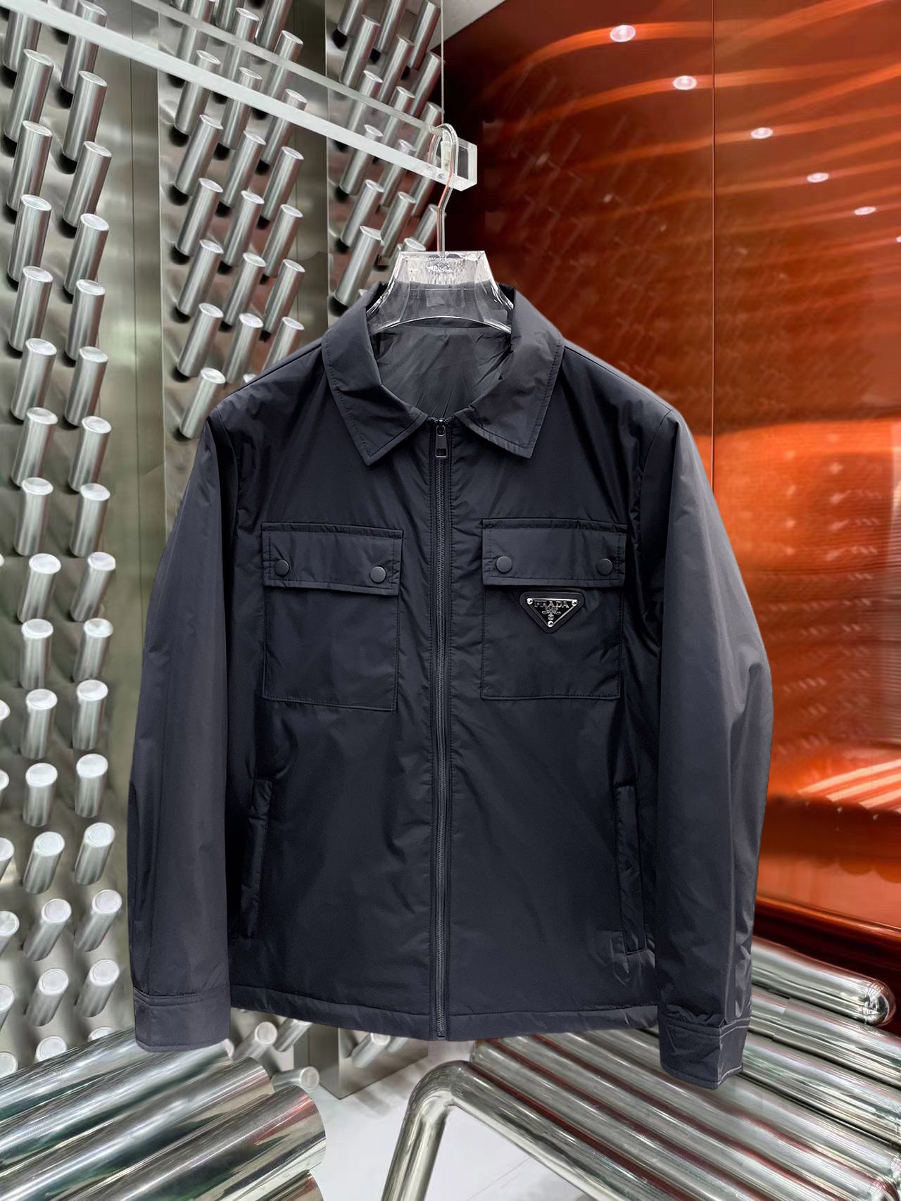 NO:644816,Prada's new 2025ss winter down jacket with all three standards is in perfect condition. It's comfortable and warm, and the color is full and attractive. The design is very outstanding, and it can easily enhance the sense of fashion. The workmanship is extremely sophisticated and rigorous, and the wiring is neat and meticulous!  A masterpiece from a famous designer!  The upper body does not look bloated and is super handsome!  Available sizes M ~ XXXL,,prada,jackets & coats,down jacket,alexander wang19860909普拉达 三标齐全 2025ss冬季新款羽绒棉服外套,秀场新品品相非常完美,舒适保暖,色泽饱满诱人,非常出彩的设计,轻松将时髦感进阶,做工极为考究严谨,走线工整细致！大牌设计师巨作！上身不显臃肿、超级帅气！现货码数M ～ XXXL,,prada,jackets & coats,down jacket,alexander wang,Men's clothing