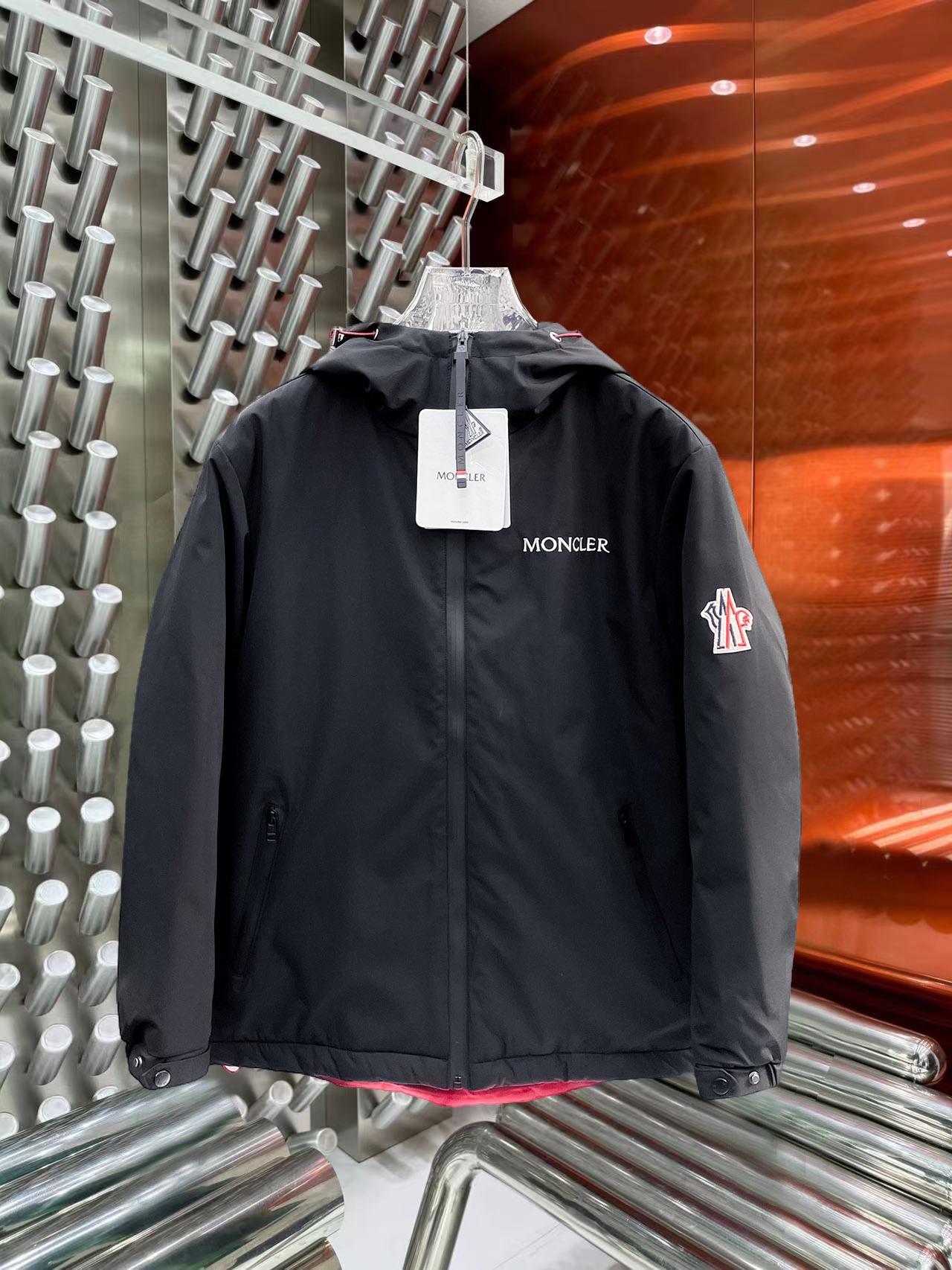 NO:644818,Mengkou, complete with three standards, 2025ss new winter down jacket, the new product in the show is in perfect condition, comfortable and warm, the color is full and attractive, the very outstanding design can easily enhance the fashion sense, the workmanship is extremely sophisticated and rigorous, and the wiring is neat and meticulous!  A masterpiece from a famous designer!  The upper body does not look bloated and is super handsome!  Available sizes M ~ XXXL,,Moncler,jackets & coats,down jacket,alexander wang19860909蒙口 三标齐全 2025ss冬季新款羽绒棉服外套,秀场新品品相非常完美,舒适保暖,色泽饱满诱人,非常出彩的设计,轻松将时髦感进阶,做工极为考究严谨,走线工整细致！大牌设计师巨作！上身不显臃肿、超级帅气！现货码数M ～ XXXL,,Moncler,jackets & coats,down jacket,alexander wang,Men's clothing