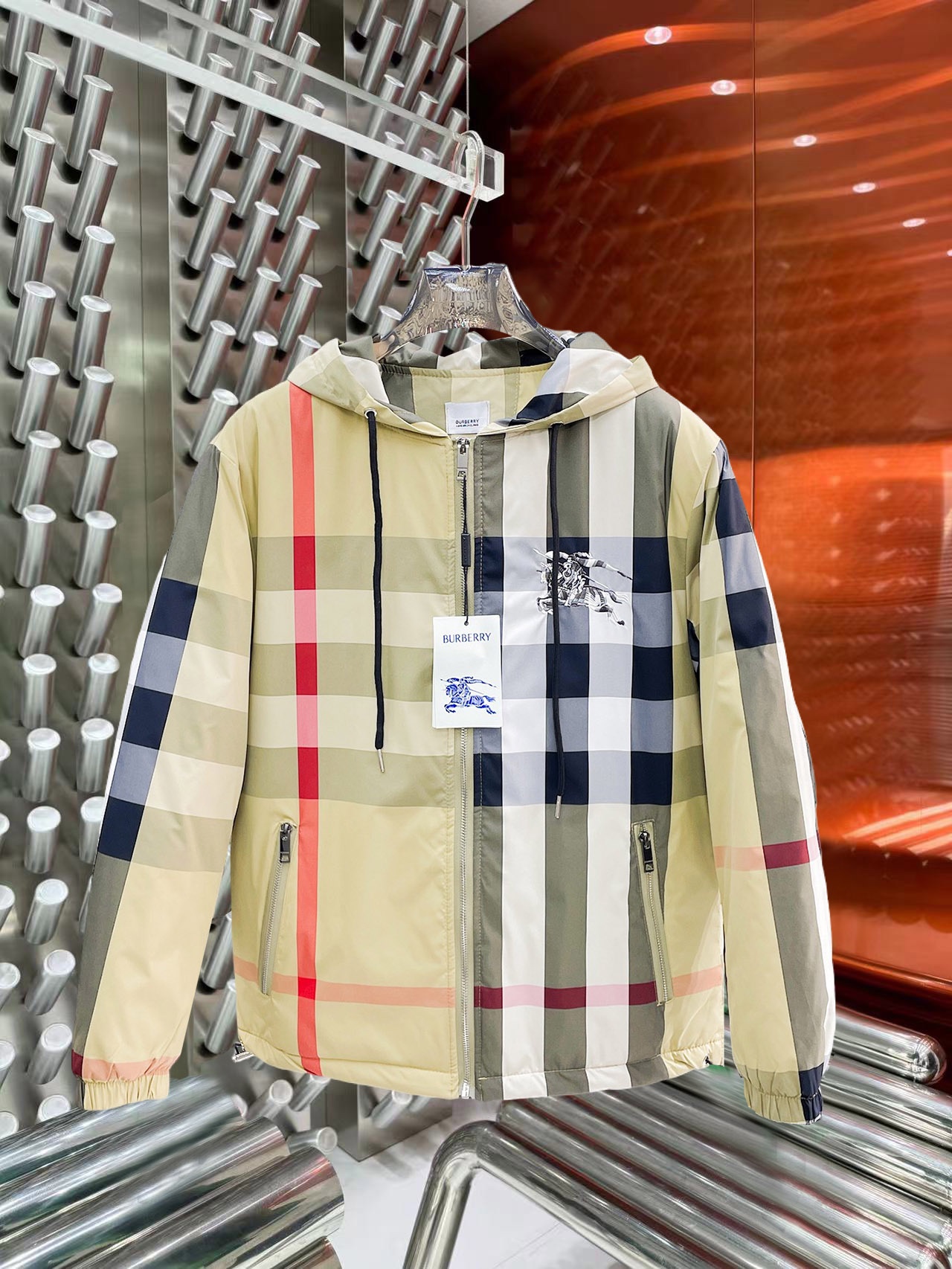 NO:644805,Burberry's new 2025ss winter down jacket with all three standards, the new product on the show is in perfect condition, comfortable and warm, the color is full and attractive, the design is very outstanding, it can easily enhance the fashion sense, the workmanship is extremely sophisticated and rigorous, and the wiring is neat and meticulous!  A masterpiece from a famous designer!  The upper body does not look bloated and is super handsome!  Available sizes M ~ XXXL,,burberry,jackets & coats,down jacket,alexander wang19860909巴宝莉 三标齐全 2025ss冬季新款羽绒棉服外套,秀场新品品相非常完美,舒适保暖,色泽饱满诱人,非常出彩的设计,轻松将时髦感进阶,做工极为考究严谨,走线工整细致！大牌设计师巨作！上身不显臃肿、超级帅气！现货码数M ～ XXXL,,burberry,jackets & coats,down jacket,alexander wang,Men's clothing