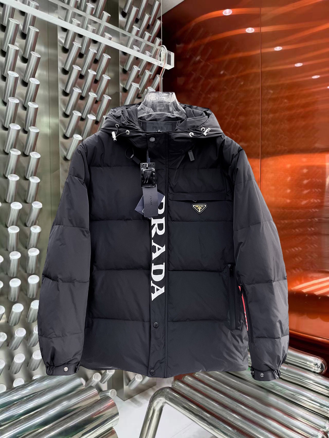 NO:644851,Prada's new 2025 autumn and winter down jacket. This is known as the most expensive down jacket in the world, all 90 down. With a classic logo combination, it is full of visual impact at first sight. It has better thermal insulation performance, is light and not heavy, and has good loft recovery after compression, and it can gather heat and lock in temperature!  Personalized color matching design, fresh and energetic!  There are too many versions circulating in the market. In addition to the different fabrics and workmanship, the biggest difference is that the filling is not goose down at all but feather silk or velvet, etc., and it is not easy to distinguish for those who don’t understand. In addition, the fabrics and workmanship are definitely not of the same level. In short, look for us and you will never go astray. All the exclusive full colors are purchased from genuine development. If you understand the quality of our down jackets, you can safely recommend it with your eyes closed. The three standards are complete!  Uniform series for men and women!  Size M-3XL. Maximum wear is 195 pounds.,,prada,down jacket,alexander wang19860909普拉达 2025秋冬新款羽绒服.这款号称羽绒服届最贵的,全部90绒的.带着经典的Logo组合搭配,第一眼看到就是满满的视觉冲击,保暖性能更出色,轻便不厚重,且压缩后的蓬松度恢复性好,聚热锁温！个性的拼色设计,清新有活力！市面流通的版本实在太多了,除了面料做工不同外,最大的区别就是填充物根本不是鹅绒而是羽丝或手感绒等等,而不懂的根本不容易区分.另外面料和做工也绝对不是一个级别,总之认准我们,让你绝对不跑偏,独家全色全部购入正版开发,懂我们家羽绒服质量的,完全可以放心闭眼推.三标齐全！男女同款系列！码数M-3XL.最大穿到195斤.,,prada,down jacket,alexander wang,Men's clothing
