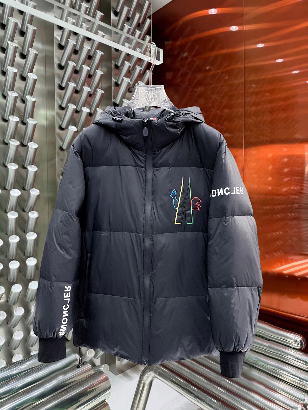 NO:644848,Mengkou's new 2025 autumn and winter down jacket. This is known as the most expensive down jacket in the world, all 90 down. With a classic logo combination, it is full of visual impact at first sight. It has better thermal insulation performance, is light and not heavy, and has good loft recovery after compression, and it can gather heat and lock in temperature!  Personalized color matching design, fresh and energetic!  There are too many versions circulating in the market. In addition to the different fabrics and workmanship, the biggest difference is that the filling is not goose down at all but feather silk or velvet, etc., and it is not easy to distinguish for those who don’t understand. In addition, the fabrics and workmanship are definitely not of the same level. In short, look for us and you will never go astray. All the exclusive full colors are purchased from genuine development. If you understand the quality of our down jackets, you can safely recommend it with your eyes closed. The three standards are complete!  Uniform series for men and women!  Size M-3XL. Maximum wear is 195 pounds.,,Moncler,down jacket,alexander wang19860909蒙口 2025秋冬新款羽绒服.这款号称羽绒服届最贵的,全部90绒的.带着经典的Logo组合搭配,第一眼看到就是满满的视觉冲击,保暖性能更出色,轻便不厚重,且压缩后的蓬松度恢复性好,聚热锁温！个性的拼色设计,清新有活力！市面流通的版本实在太多了,除了面料做工不同外,最大的区别就是填充物根本不是鹅绒而是羽丝或手感绒等等,而不懂的根本不容易区分.另外面料和做工也绝对不是一个级别,总之认准我们,让你绝对不跑偏,独家全色全部购入正版开发,懂我们家羽绒服质量的,完全可以放心闭眼推.三标齐全！男女同款系列！码数M-3XL.最大穿到195斤.,,Moncler,down jacket,alexander wang,Men's clothing