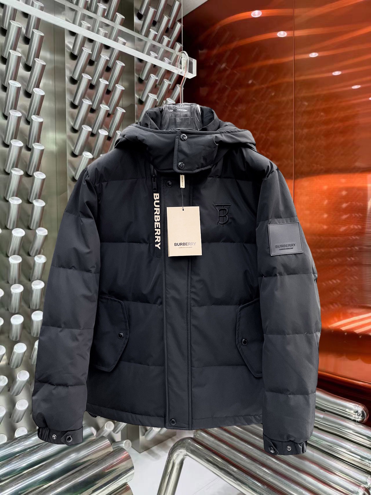 NO:644845,Burberry's new 2025 autumn and winter down jacket. This is known as the most expensive down jacket in the world, all 90 down. With a classic logo combination, it is full of visual impact at first sight. It has better thermal insulation performance, is light and not heavy, and has good loft recovery after compression, and it can gather heat and lock in temperature!  Personalized color matching design, fresh and energetic!  There are too many versions circulating in the market. In addition to the different fabrics and workmanship, the biggest difference is that the filling is not goose down at all but feather silk or velvet, etc., and it is not easy to distinguish for those who don’t understand. In addition, the fabrics and workmanship are definitely not of the same level. In short, look for us and you will never go astray. All the exclusive full colors are purchased from genuine development. If you understand the quality of our down jackets, you can safely recommend it with your eyes closed. The three standards are complete!  Uniform series for men and women!  Size M-3XL. Maximum wear is 195 pounds.,,burberry,down jacket,alexander wang19860909巴宝莉 2025秋冬新款羽绒服.这款号称羽绒服届最贵的,全部90绒的.带着经典的Logo组合搭配,第一眼看到就是满满的视觉冲击,保暖性能更出色,轻便不厚重,且压缩后的蓬松度恢复性好,聚热锁温！个性的拼色设计,清新有活力！市面流通的版本实在太多了,除了面料做工不同外,最大的区别就是填充物根本不是鹅绒而是羽丝或手感绒等等,而不懂的根本不容易区分.另外面料和做工也绝对不是一个级别,总之认准我们,让你绝对不跑偏,独家全色全部购入正版开发,懂我们家羽绒服质量的,完全可以放心闭眼推.三标齐全！男女同款系列！码数M-3XL.最大穿到195斤.,,burberry,down jacket,alexander wang,Men's clothing