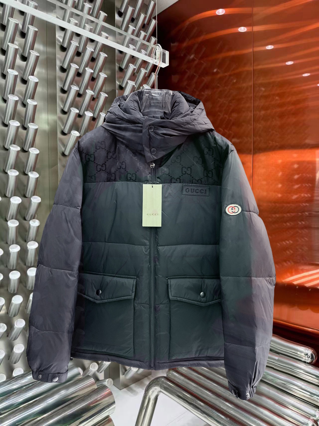 NO:644842,Gucci's new 2025 autumn and winter down jacket. This is known as the most expensive down jacket in the world, all 90 down. With a classic logo combination, it is full of visual impact at first sight. It has better thermal insulation performance, is light and not heavy, and has good loft recovery after compression, and it can gather heat and lock in temperature!  Personalized color matching design, fresh and energetic!  There are too many versions circulating in the market. In addition to the different fabrics and workmanship, the biggest difference is that the filling is not goose down at all but feather silk or velvet, etc., and it is not easy to distinguish for those who don’t understand. In addition, the fabrics and workmanship are definitely not of the same level. In short, look for us and you will never go astray. All the exclusive full colors are purchased from genuine development. If you understand the quality of our down jackets, you can safely recommend it with your eyes closed. The three standards are complete!  Uniform series for men and women!  Size M-3XL. Maximum wear is 195 pounds.,,down jacket,alexander wang19860909古奇 2025秋冬新款羽绒服.这款号称羽绒服届最贵的,全部90绒的.带着经典的Logo组合搭配,第一眼看到就是满满的视觉冲击,保暖性能更出色,轻便不厚重,且压缩后的蓬松度恢复性好,聚热锁温！个性的拼色设计,清新有活力！市面流通的版本实在太多了,除了面料做工不同外,最大的区别就是填充物根本不是鹅绒而是羽丝或手感绒等等,而不懂的根本不容易区分.另外面料和做工也绝对不是一个级别,总之认准我们,让你绝对不跑偏,独家全色全部购入正版开发,懂我们家羽绒服质量的,完全可以放心闭眼推.三标齐全！男女同款系列！码数M-3XL.最大穿到195斤.,,down jacket,alexander wang,Men's clothing