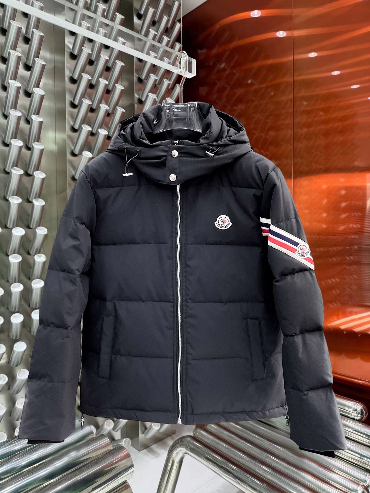 NO:644839,Mengkou's new 2025 autumn and winter down jacket. This is known as the most expensive down jacket in the world, all 90 down. With a classic logo combination, it is full of visual impact at first sight. It has better thermal insulation performance, is light and not heavy, and has good loft recovery after compression, and it can gather heat and lock in temperature!  Personalized color matching design, fresh and energetic!  There are too many versions circulating in the market. In addition to the different fabrics and workmanship, the biggest difference is that the filling is not goose down at all but feather silk or velvet, etc., and it is not easy to distinguish for those who don’t understand. In addition, the fabrics and workmanship are definitely not of the same level. In short, look for us and you will never go astray. All the exclusive full colors are purchased from genuine development. If you understand the quality of our down jackets, you can safely recommend it with your eyes closed. The three standards are complete!  Uniform series for men and women!  Size M-3XL. Maximum wear is 195 pounds.,,Moncler,down jacket,alexander wang19860909蒙口 2025秋冬新款羽绒服.这款号称羽绒服届最贵的,全部90绒的.带着经典的Logo组合搭配,第一眼看到就是满满的视觉冲击,保暖性能更出色,轻便不厚重,且压缩后的蓬松度恢复性好,聚热锁温！个性的拼色设计,清新有活力！市面流通的版本实在太多了,除了面料做工不同外,最大的区别就是填充物根本不是鹅绒而是羽丝或手感绒等等,而不懂的根本不容易区分.另外面料和做工也绝对不是一个级别,总之认准我们,让你绝对不跑偏,独家全色全部购入正版开发,懂我们家羽绒服质量的,完全可以放心闭眼推.三标齐全！男女同款系列！码数M-3XL.最大穿到195斤.,,Moncler,down jacket,alexander wang,Men's clothing