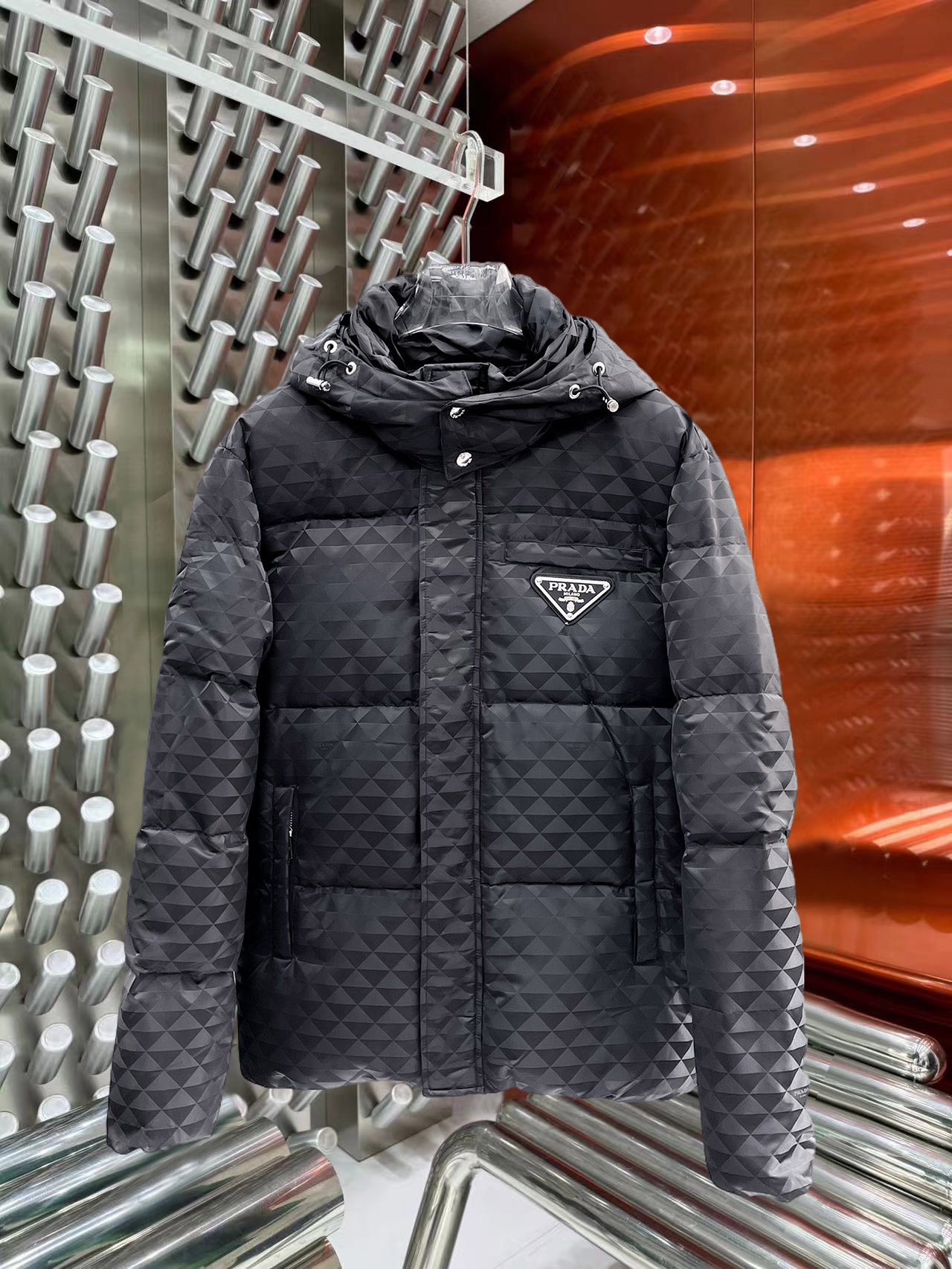 NO:644836,Prada's new 2025 autumn and winter down jacket. This is known as the most expensive down jacket in the world, all 90 down. With a classic logo combination, it is full of visual impact at first sight. It has better thermal insulation performance, is light and not heavy, and has good loft recovery after compression, and it can gather heat and lock in temperature!  Personalized color matching design, fresh and energetic!  There are too many versions circulating in the market. In addition to the different fabrics and workmanship, the biggest difference is that the filling is not goose down at all but feather silk or velvet, etc., and it is not easy to distinguish for those who don’t understand. In addition, the fabrics and workmanship are definitely not of the same level. In short, look for us and you will never go astray. All the exclusive full colors are purchased from genuine development. If you understand the quality of our down jackets, you can safely recommend it with your eyes closed. The three standards are complete!  Uniform series for men and women!  Size M-3XL. Maximum wear is 195 pounds.,,prada,down jacket,alexander wang19860909普拉达 2025秋冬新款羽绒服.这款号称羽绒服届最贵的,全部90绒的.带着经典的Logo组合搭配,第一眼看到就是满满的视觉冲击,保暖性能更出色,轻便不厚重,且压缩后的蓬松度恢复性好,聚热锁温！个性的拼色设计,清新有活力！市面流通的版本实在太多了,除了面料做工不同外,最大的区别就是填充物根本不是鹅绒而是羽丝或手感绒等等,而不懂的根本不容易区分.另外面料和做工也绝对不是一个级别,总之认准我们,让你绝对不跑偏,独家全色全部购入正版开发,懂我们家羽绒服质量的,完全可以放心闭眼推.三标齐全！男女同款系列！码数M-3XL.最大穿到195斤.,,prada,down jacket,alexander wang,Men's clothing
