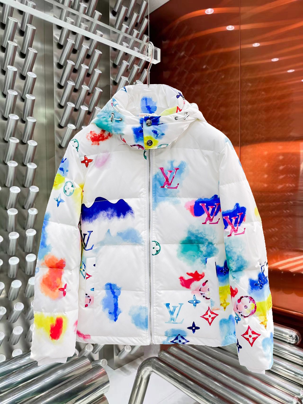 NO:644834,LV 2025 autumn and winter new down jacket. This is known as the most expensive down jacket in the world, all 90 down. With a classic logo combination, it is full of visual impact at first sight. It has better thermal insulation performance, is light and not heavy, and has good loft recovery after compression, and it can gather heat and lock in temperature!  Personalized color matching design, fresh and energetic!  There are too many versions circulating in the market. In addition to the different fabrics and workmanship, the biggest difference is that the filling is not goose down at all but feather silk or velvet, etc., and it is not easy to distinguish for those who don’t understand. In addition, the fabrics and workmanship are definitely not of the same level. In short, look for us and you will never go astray. All the exclusive full colors are purchased from genuine development. If you understand the quality of our down jackets, you can safely recommend it with your eyes closed. The three standards are complete!  Uniform series for men and women!  Size M-3XL. Maximum wear is 195 pounds.,,louis vuitton,down jacket,alexander wang19860909LV 2025秋冬新款羽绒服.这款号称羽绒服届最贵的,全部90绒的.带着经典的Logo组合搭配,第一眼看到就是满满的视觉冲击,保暖性能更出色,轻便不厚重,且压缩后的蓬松度恢复性好,聚热锁温！个性的拼色设计,清新有活力！市面流通的版本实在太多了,除了面料做工不同外,最大的区别就是填充物根本不是鹅绒而是羽丝或手感绒等等,而不懂的根本不容易区分.另外面料和做工也绝对不是一个级别,总之认准我们,让你绝对不跑偏,独家全色全部购入正版开发,懂我们家羽绒服质量的,完全可以放心闭眼推.三标齐全！男女同款系列！码数M-3XL.最大穿到195斤.,,louis vuitton,down jacket,alexander wang,Men's clothing