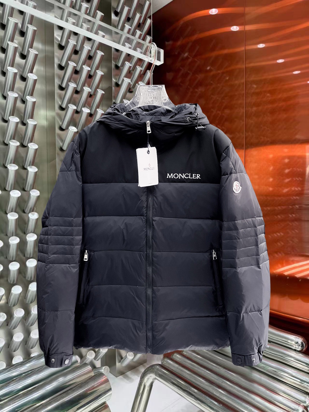 NO:644831,Mengkou's new 2025 autumn and winter down jacket. This is known as the most expensive down jacket in the world, all 90 down. With a classic logo combination, it is full of visual impact at first sight. It has better thermal insulation performance, is light and not heavy, and has good loft recovery after compression, and it can gather heat and lock in temperature!  Personalized color matching design, fresh and energetic!  There are too many versions circulating in the market. In addition to the different fabrics and workmanship, the biggest difference is that the filling is not goose down at all but feather silk or velvet, etc., and it is not easy to distinguish for those who don’t understand. In addition, the fabrics and workmanship are definitely not of the same level. In short, look for us and you will never go astray. All the exclusive full colors are purchased from genuine development. If you understand the quality of our down jackets, you can safely recommend it with your eyes closed. The three standards are complete!  Uniform series for men and women!  Size M-3XL. Maximum wear is 195 pounds.,,Moncler,down jacket,alexander wang19860909蒙口 2025秋冬新款羽绒服.这款号称羽绒服届最贵的,全部90绒的.带着经典的Logo组合搭配,第一眼看到就是满满的视觉冲击,保暖性能更出色,轻便不厚重,且压缩后的蓬松度恢复性好,聚热锁温！个性的拼色设计,清新有活力！市面流通的版本实在太多了,除了面料做工不同外,最大的区别就是填充物根本不是鹅绒而是羽丝或手感绒等等,而不懂的根本不容易区分.另外面料和做工也绝对不是一个级别,总之认准我们,让你绝对不跑偏,独家全色全部购入正版开发,懂我们家羽绒服质量的,完全可以放心闭眼推.三标齐全！男女同款系列！码数M-3XL.最大穿到195斤.,,Moncler,down jacket,alexander wang,Men's clothing