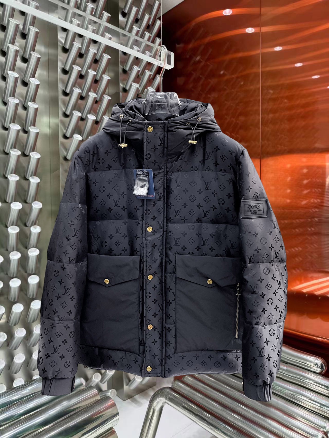 NO:644827,LV 2025 autumn and winter new down jacket. This is known as the most expensive down jacket in the world, all 90 down. With a classic logo combination, it is full of visual impact at first sight. It has better thermal insulation performance, is light and not heavy, and has good loft recovery after compression, and it can gather heat and lock in temperature!  Personalized color matching design, fresh and energetic!  There are too many versions circulating in the market. In addition to the different fabrics and workmanship, the biggest difference is that the filling is not goose down at all but feather silk or velvet, etc., and it is not easy to distinguish for those who don’t understand. In addition, the fabrics and workmanship are definitely not of the same level. In short, look for us and you will never go astray. All the exclusive full colors are purchased from genuine development. If you understand the quality of our down jackets, you can safely recommend it with your eyes closed. The three standards are complete!  Uniform series for men and women!  Size M-3XL. Maximum wear is 195 pounds.,,louis vuitton,down jacket,alexander wang19860909LV 2025秋冬新款羽绒服.这款号称羽绒服届最贵的,全部90绒的.带着经典的Logo组合搭配,第一眼看到就是满满的视觉冲击,保暖性能更出色,轻便不厚重,且压缩后的蓬松度恢复性好,聚热锁温！个性的拼色设计,清新有活力！市面流通的版本实在太多了,除了面料做工不同外,最大的区别就是填充物根本不是鹅绒而是羽丝或手感绒等等,而不懂的根本不容易区分.另外面料和做工也绝对不是一个级别,总之认准我们,让你绝对不跑偏,独家全色全部购入正版开发,懂我们家羽绒服质量的,完全可以放心闭眼推.三标齐全！男女同款系列！码数M-3XL.最大穿到195斤.,,louis vuitton,down jacket,alexander wang,Men's clothing