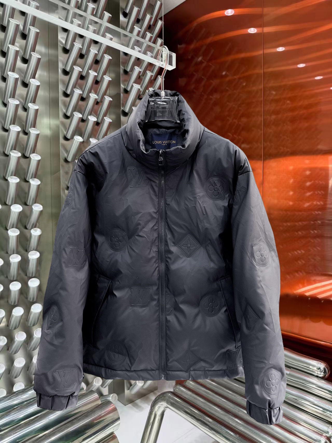 NO:644832,LV 2025 autumn and winter new down jacket. This is known as the most expensive down jacket in the world, all 90 down. With a classic logo combination, it is full of visual impact at first sight. It has better thermal insulation performance, is light and not heavy, and has good loft recovery after compression, and it can gather heat and lock in temperature!  Personalized color matching design, fresh and energetic!  There are too many versions circulating in the market. In addition to the different fabrics and workmanship, the biggest difference is that the filling is not goose down at all but feather silk or velvet, etc., and it is not easy to distinguish for those who don’t understand. In addition, the fabrics and workmanship are definitely not of the same level. In short, look for us and you will never go astray. All the exclusive full colors are purchased from genuine development. If you understand the quality of our down jackets, you can safely recommend it with your eyes closed. The three standards are complete!  Uniform series for men and women!  Size M-3XL. Maximum wear is 195 pounds.,,louis vuitton,down jacket,alexander wang19860909LV 2025秋冬新款羽绒服.这款号称羽绒服届最贵的,全部90绒的.带着经典的Logo组合搭配,第一眼看到就是满满的视觉冲击,保暖性能更出色,轻便不厚重,且压缩后的蓬松度恢复性好,聚热锁温！个性的拼色设计,清新有活力！市面流通的版本实在太多了,除了面料做工不同外,最大的区别就是填充物根本不是鹅绒而是羽丝或手感绒等等,而不懂的根本不容易区分.另外面料和做工也绝对不是一个级别,总之认准我们,让你绝对不跑偏,独家全色全部购入正版开发,懂我们家羽绒服质量的,完全可以放心闭眼推.三标齐全！男女同款系列！码数M-3XL.最大穿到195斤.,,louis vuitton,down jacket,alexander wang,Men's clothing