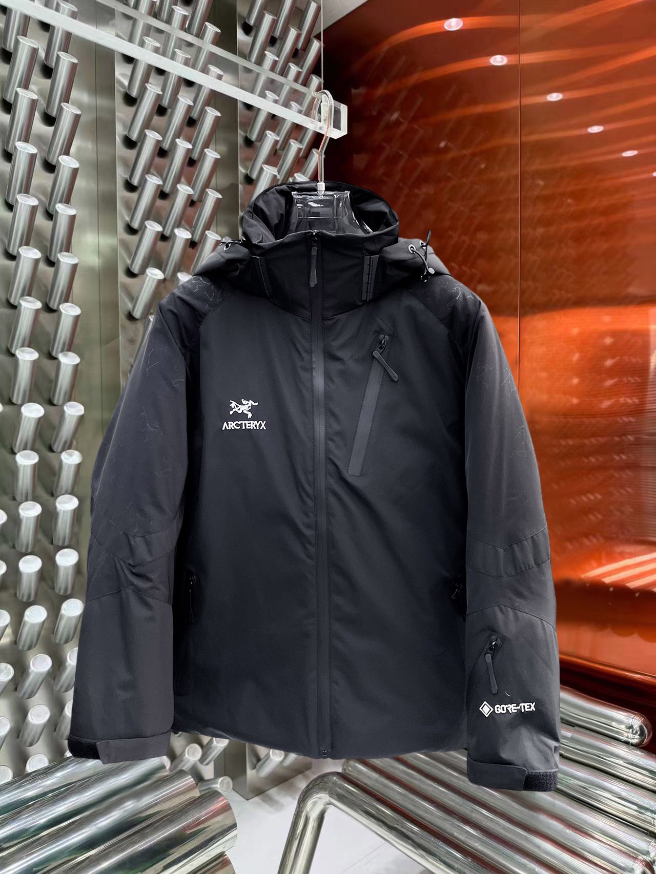 NO:644824,Arc'teryx's new 2025 autumn and winter down jacket. This is known as the most expensive down jacket in the world, all 90 down. With a classic logo combination, it is full of visual impact at first sight. It has better thermal insulation performance, is light and not heavy, and has good loft recovery after compression, and it can gather heat and lock in temperature!  Personalized color matching design, fresh and energetic!  There are too many versions circulating in the market. In addition to the different fabrics and workmanship, the biggest difference is that the filling is not goose down at all but feather silk or velvet, etc., and it is not easy to distinguish for those who don’t understand. In addition, the fabrics and workmanship are definitely not of the same level. In short, look for us and you will never go astray. All the exclusive full colors are purchased from genuine development. If you understand the quality of our down jackets, you can safely recommend it with your eyes closed. The three standards are complete!  Uniform series for men and women!  Size M-3XL. Maximum wear is 195 pounds.,arc'teryx,down jacket,alexander wang19860909始祖鸟 2025秋冬新款羽绒服.这款号称羽绒服届最贵的,全部90绒的.带着经典的Logo组合搭配,第一眼看到就是满满的视觉冲击,保暖性能更出色,轻便不厚重,且压缩后的蓬松度恢复性好,聚热锁温！个性的拼色设计,清新有活力！市面流通的版本实在太多了,除了面料做工不同外,最大的区别就是填充物根本不是鹅绒而是羽丝或手感绒等等,而不懂的根本不容易区分.另外面料和做工也绝对不是一个级别,总之认准我们,让你绝对不跑偏,独家全色全部购入正版开发,懂我们家羽绒服质量的,完全可以放心闭眼推.三标齐全！男女同款系列！码数M-3XL.最大穿到195斤.,arc'teryx,down jacket,alexander wang,Men's clothing