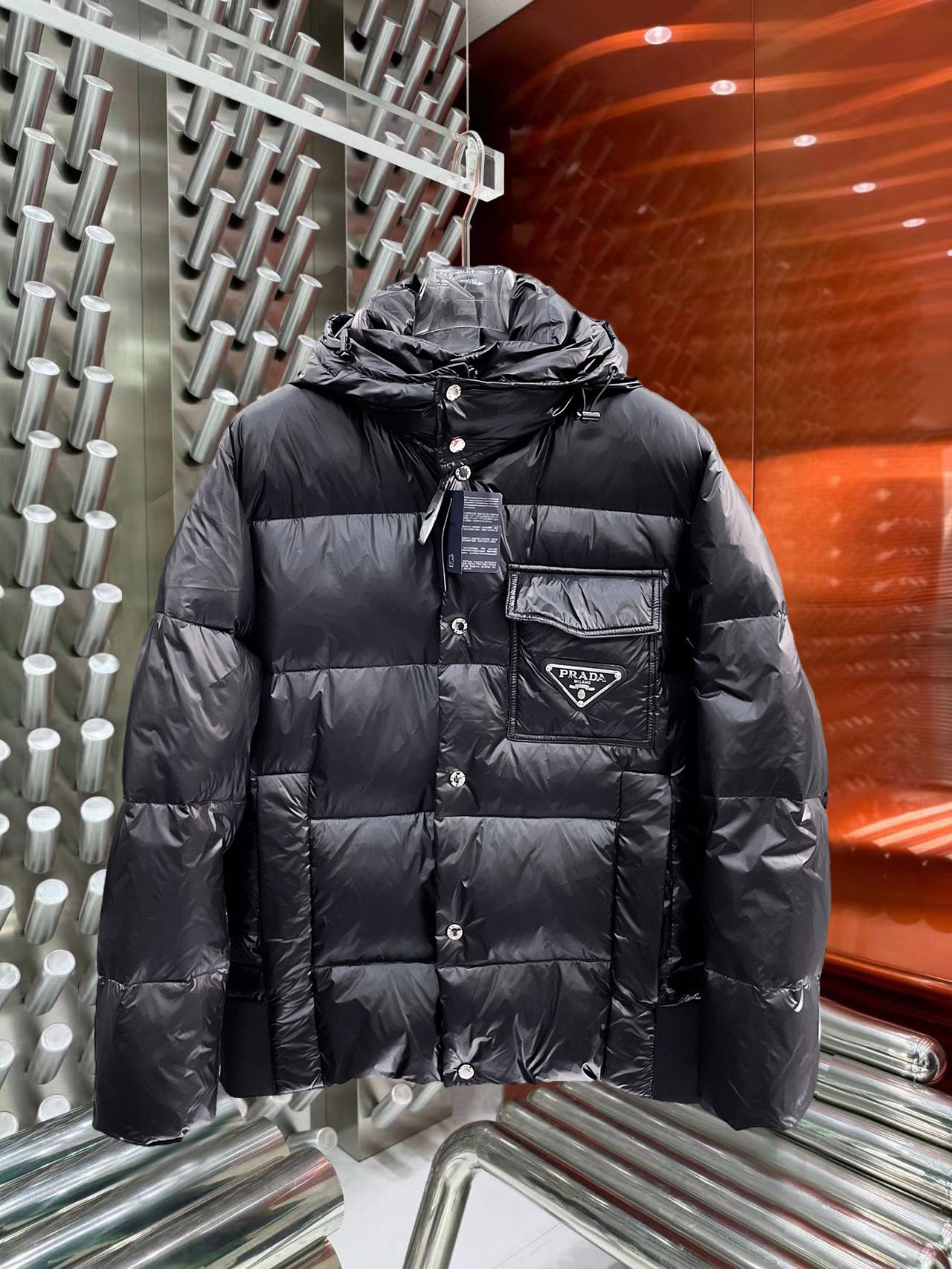 NO:644821,Prada's new 2025 autumn and winter down jacket. This is known as the most expensive down jacket in the world, all 90 down. With a classic logo combination, it is full of visual impact at first sight. It has better thermal insulation performance, is light and not heavy, and has good loft recovery after compression, and it can gather heat and lock in temperature!  Personalized color matching design, fresh and energetic!  There are too many versions circulating in the market. In addition to the different fabrics and workmanship, the biggest difference is that the filling is not goose down at all but feather silk or velvet, etc., and it is not easy to distinguish for those who don’t understand. In addition, the fabrics and workmanship are definitely not of the same level. In short, look for us and you will never go astray. All the exclusive full colors are purchased from genuine development. If you understand the quality of our down jackets, you can safely recommend it with your eyes closed. The three standards are complete!  Uniform series for men and women!  Size M-3XL. Maximum wear is 195 pounds.,,prada,down jacket,alexander wang19860909普拉达 2025秋冬新款羽绒服.这款号称羽绒服届最贵的,全部90绒的.带着经典的Logo组合搭配,第一眼看到就是满满的视觉冲击,保暖性能更出色,轻便不厚重,且压缩后的蓬松度恢复性好,聚热锁温！个性的拼色设计,清新有活力！市面流通的版本实在太多了,除了面料做工不同外,最大的区别就是填充物根本不是鹅绒而是羽丝或手感绒等等,而不懂的根本不容易区分.另外面料和做工也绝对不是一个级别,总之认准我们,让你绝对不跑偏,独家全色全部购入正版开发,懂我们家羽绒服质量的,完全可以放心闭眼推.三标齐全！男女同款系列！码数M-3XL.最大穿到195斤.,,prada,down jacket,alexander wang,Men's clothing