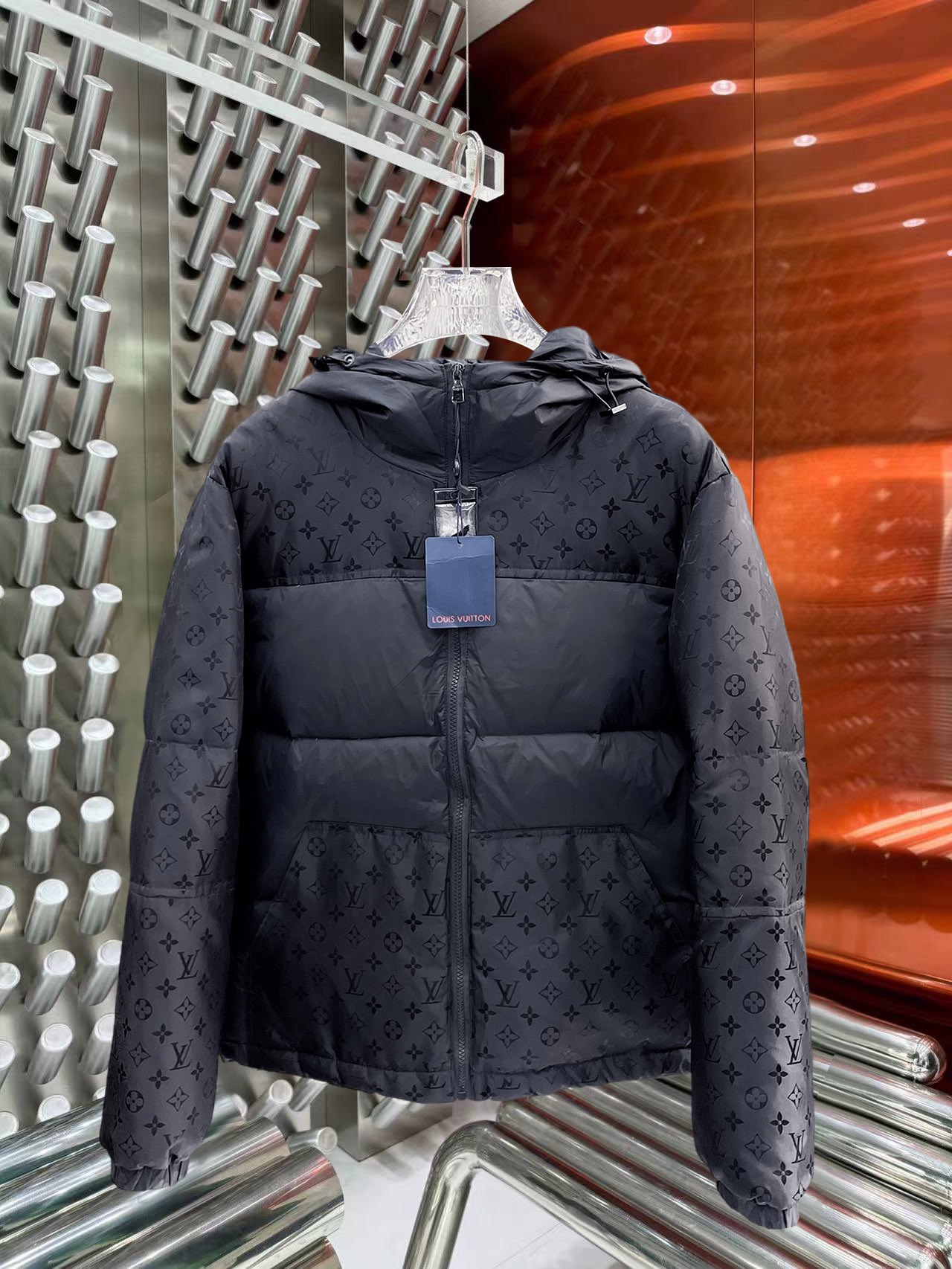 NO:644819,LV 2025 autumn and winter new down jacket. This is known as the most expensive down jacket in the world, all 90 down. With a classic logo combination, it is full of visual impact at first sight. It has better thermal insulation performance, is light and not heavy, and has good loft recovery after compression, and it can gather heat and lock in temperature!  Personalized color matching design, fresh and energetic!  There are too many versions circulating in the market. In addition to the different fabrics and workmanship, the biggest difference is that the filling is not goose down at all but feather silk or velvet, etc., and it is not easy to distinguish for those who don’t understand. In addition, the fabrics and workmanship are definitely not of the same level. In short, look for us and you will never go astray. All the exclusive full colors are purchased from genuine development. If you understand the quality of our down jackets, you can safely recommend it with your eyes closed. The three standards are complete!  Uniform series for men and women!  Size M-3XL. Maximum wear is 195 pounds.,,louis vuitton,down jacket,alexander wang19860909LV 2025秋冬新款羽绒服.这款号称羽绒服届最贵的,全部90绒的.带着经典的Logo组合搭配,第一眼看到就是满满的视觉冲击,保暖性能更出色,轻便不厚重,且压缩后的蓬松度恢复性好,聚热锁温！个性的拼色设计,清新有活力！市面流通的版本实在太多了,除了面料做工不同外,最大的区别就是填充物根本不是鹅绒而是羽丝或手感绒等等,而不懂的根本不容易区分.另外面料和做工也绝对不是一个级别,总之认准我们,让你绝对不跑偏,独家全色全部购入正版开发,懂我们家羽绒服质量的,完全可以放心闭眼推.三标齐全！男女同款系列！码数M-3XL.最大穿到195斤.,,louis vuitton,down jacket,alexander wang,Men's clothing