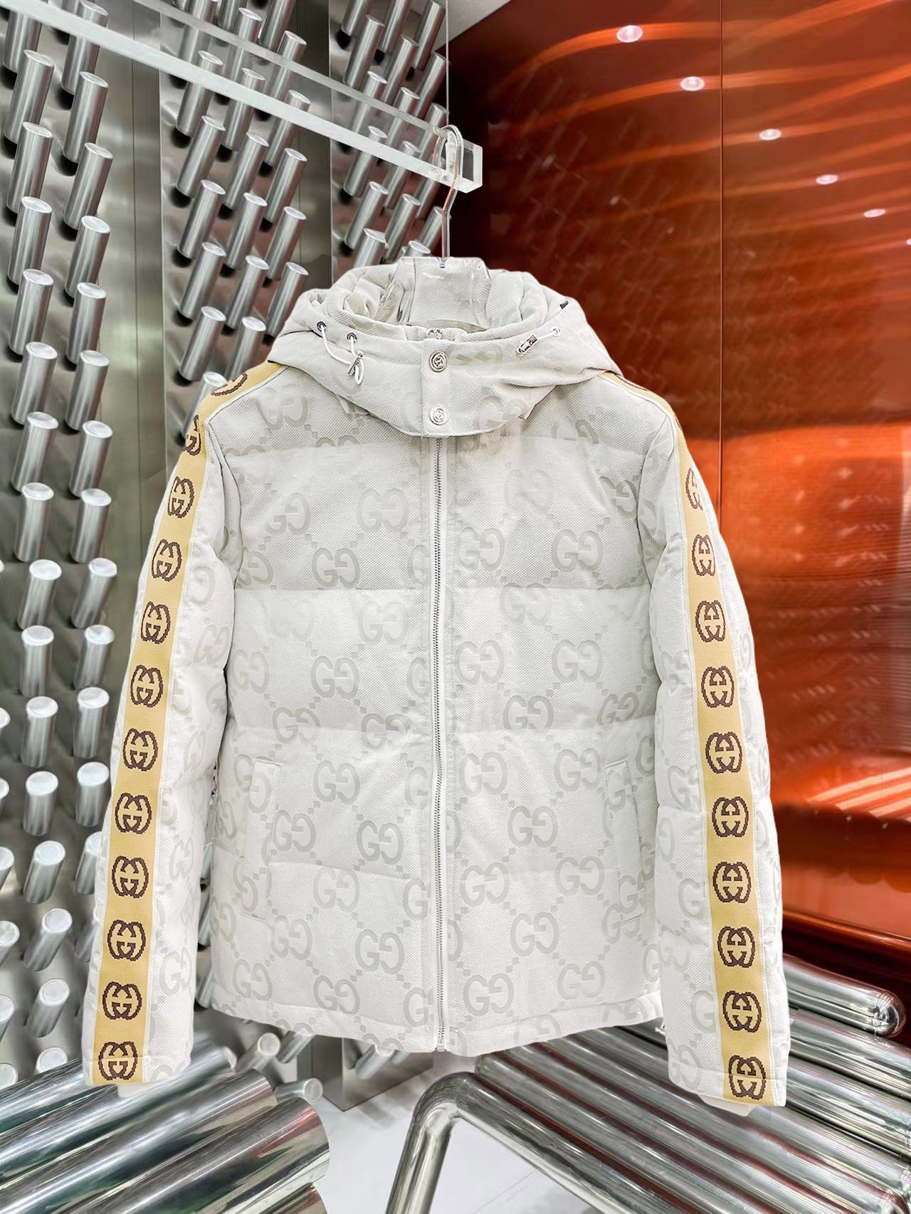NO:644817,Gucci's new 2025 autumn and winter down jacket. This is known as the most expensive down jacket in the world, all 90 down. With a classic logo combination, it is full of visual impact at first sight. It has better thermal insulation performance, is light and not heavy, and has good loft recovery after compression, and it can gather heat and lock in temperature!  Personalized color matching design, fresh and energetic!  There are too many versions circulating in the market. In addition to the different fabrics and workmanship, the biggest difference is that the filling is not goose down at all but feather silk or velvet, etc., and it is not easy to distinguish for those who don’t understand. In addition, the fabrics and workmanship are definitely not of the same level. In short, look for us and you will never go astray. All the exclusive full colors are purchased from genuine development. If you understand the quality of our down jackets, you can safely recommend it with your eyes closed. The three standards are complete!  Uniform series for men and women!  Size M-3XL. Maximum wear is 195 pounds.,,down jacket,alexander wang19860909古奇 2025秋冬新款羽绒服.这款号称羽绒服届最贵的,全部90绒的.带着经典的Logo组合搭配,第一眼看到就是满满的视觉冲击,保暖性能更出色,轻便不厚重,且压缩后的蓬松度恢复性好,聚热锁温！个性的拼色设计,清新有活力！市面流通的版本实在太多了,除了面料做工不同外,最大的区别就是填充物根本不是鹅绒而是羽丝或手感绒等等,而不懂的根本不容易区分.另外面料和做工也绝对不是一个级别,总之认准我们,让你绝对不跑偏,独家全色全部购入正版开发,懂我们家羽绒服质量的,完全可以放心闭眼推.三标齐全！男女同款系列！码数M-3XL.最大穿到195斤.,,down jacket,alexander wang,Men's clothing