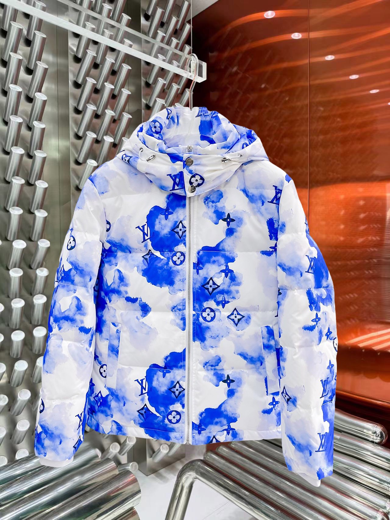 NO:644815,LV 2025 autumn and winter new down jacket. This is known as the most expensive down jacket in the world, all 90 down. With a classic logo combination, it is full of visual impact at first sight. It has better thermal insulation performance, is light and not heavy, and has good loft recovery after compression, and it can gather heat and lock in temperature!  Personalized color matching design, fresh and energetic!  There are too many versions circulating in the market. In addition to the different fabrics and workmanship, the biggest difference is that the filling is not goose down at all but feather silk or velvet, etc., and it is not easy to distinguish for those who don’t understand. In addition, the fabrics and workmanship are definitely not of the same level. In short, look for us and you will never go astray. All the exclusive full colors are purchased from genuine development. If you understand the quality of our down jackets, you can safely recommend it with your eyes closed. The three standards are complete!  Uniform series for men and women!  Size M-3XL. Maximum wear is 195 pounds.,,louis vuitton,down jacket,alexander wang19860909LV 2025秋冬新款羽绒服.这款号称羽绒服届最贵的,全部90绒的.带着经典的Logo组合搭配,第一眼看到就是满满的视觉冲击,保暖性能更出色,轻便不厚重,且压缩后的蓬松度恢复性好,聚热锁温！个性的拼色设计,清新有活力！市面流通的版本实在太多了,除了面料做工不同外,最大的区别就是填充物根本不是鹅绒而是羽丝或手感绒等等,而不懂的根本不容易区分.另外面料和做工也绝对不是一个级别,总之认准我们,让你绝对不跑偏,独家全色全部购入正版开发,懂我们家羽绒服质量的,完全可以放心闭眼推.三标齐全！男女同款系列！码数M-3XL.最大穿到195斤.,,louis vuitton,down jacket,alexander wang,Men's clothing