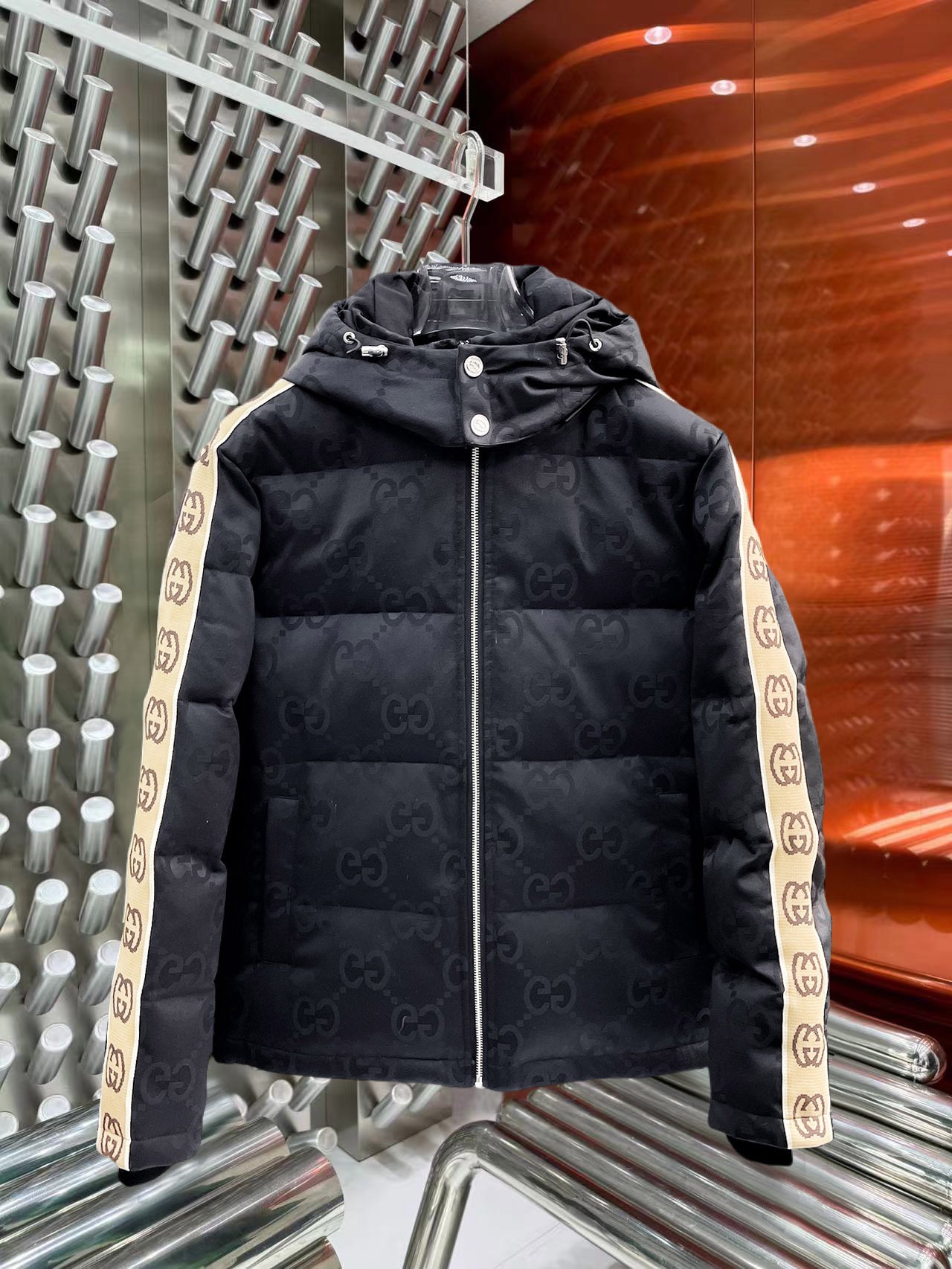 NO:644813,Gucci's new 2025 autumn and winter down jacket. This is known as the most expensive down jacket in the world, all 90 down. With a classic logo combination, it is full of visual impact at first sight. It has better thermal insulation performance, is light and not heavy, and has good loft recovery after compression, and it can gather heat and lock in temperature!  Personalized color matching design, fresh and energetic!  There are too many versions circulating in the market. In addition to the different fabrics and workmanship, the biggest difference is that the filling is not goose down at all but feather silk or velvet, etc., and it is not easy to distinguish for those who don’t understand. In addition, the fabrics and workmanship are definitely not of the same level. In short, look for us and you will never go astray. All the exclusive full colors are purchased from genuine development. If you understand the quality of our down jackets, you can safely recommend it with your eyes closed. The three standards are complete!  Uniform series for men and women!  Size M-3XL. Maximum wear is 195 pounds.,,down jacket,alexander wang19860909古奇 2025秋冬新款羽绒服.这款号称羽绒服届最贵的,全部90绒的.带着经典的Logo组合搭配,第一眼看到就是满满的视觉冲击,保暖性能更出色,轻便不厚重,且压缩后的蓬松度恢复性好,聚热锁温！个性的拼色设计,清新有活力！市面流通的版本实在太多了,除了面料做工不同外,最大的区别就是填充物根本不是鹅绒而是羽丝或手感绒等等,而不懂的根本不容易区分.另外面料和做工也绝对不是一个级别,总之认准我们,让你绝对不跑偏,独家全色全部购入正版开发,懂我们家羽绒服质量的,完全可以放心闭眼推.三标齐全！男女同款系列！码数M-3XL.最大穿到195斤.,,down jacket,alexander wang,Men's clothing