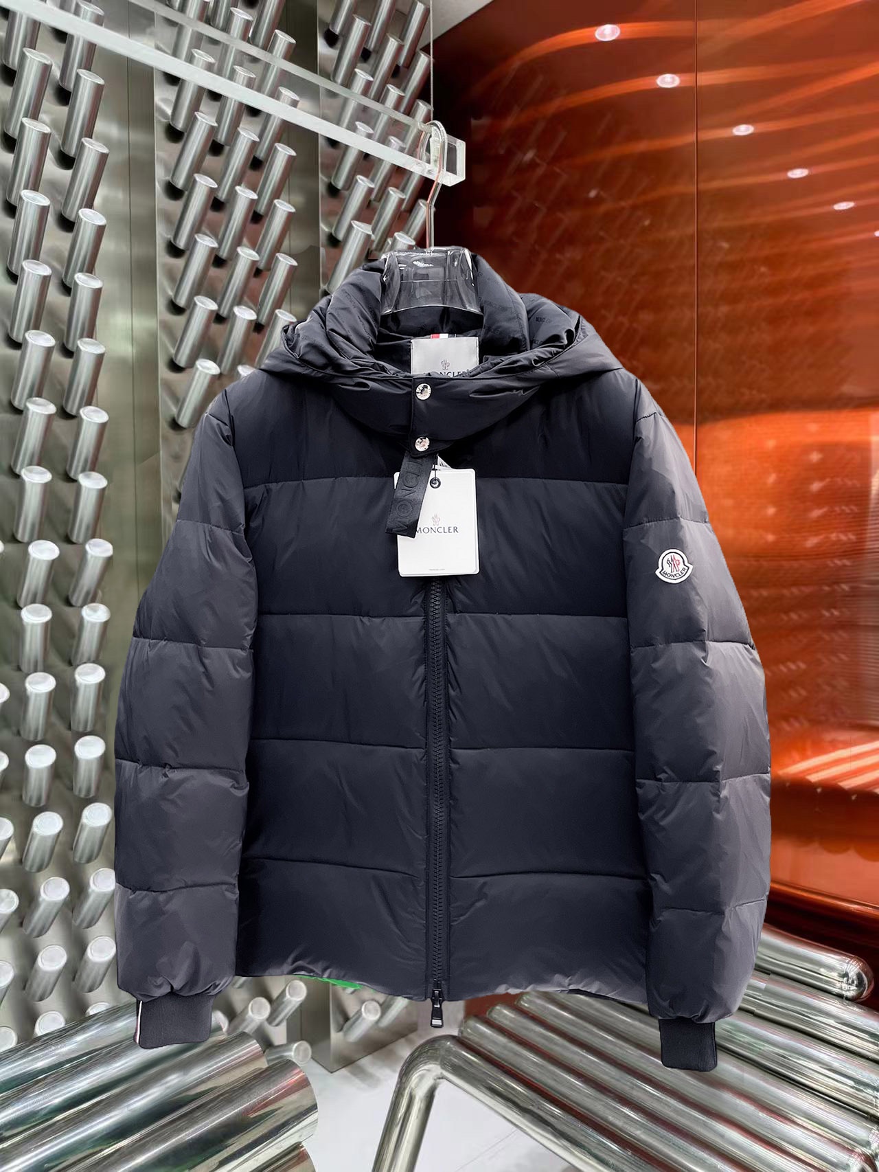 NO:644811,Mengkou's new 2025 autumn and winter down jacket. This is known as the most expensive down jacket in the world, all 90 down. With a classic logo combination, it is full of visual impact at first sight. It has better thermal insulation performance, is light and not heavy, and has good loft recovery after compression, and it can gather heat and lock in temperature!  Personalized color matching design, fresh and energetic!  There are too many versions circulating in the market. In addition to the different fabrics and workmanship, the biggest difference is that the filling is not goose down at all but feather silk or velvet, etc., and it is not easy to distinguish for those who don’t understand. In addition, the fabrics and workmanship are definitely not of the same level. In short, look for us and you will never go astray. All the exclusive full colors are purchased from genuine development. If you understand the quality of our down jackets, you can safely recommend it with your eyes closed. The three standards are complete!  Uniform series for men and women!  Size M-3XL. Maximum wear is 195 pounds.,,Moncler,down jacket,alexander wang19860909蒙口 2025秋冬新款羽绒服.这款号称羽绒服届最贵的,全部90绒的.带着经典的Logo组合搭配,第一眼看到就是满满的视觉冲击,保暖性能更出色,轻便不厚重,且压缩后的蓬松度恢复性好,聚热锁温！个性的拼色设计,清新有活力！市面流通的版本实在太多了,除了面料做工不同外,最大的区别就是填充物根本不是鹅绒而是羽丝或手感绒等等,而不懂的根本不容易区分.另外面料和做工也绝对不是一个级别,总之认准我们,让你绝对不跑偏,独家全色全部购入正版开发,懂我们家羽绒服质量的,完全可以放心闭眼推.三标齐全！男女同款系列！码数M-3XL.最大穿到195斤.,,Moncler,down jacket,alexander wang,Men's clothing