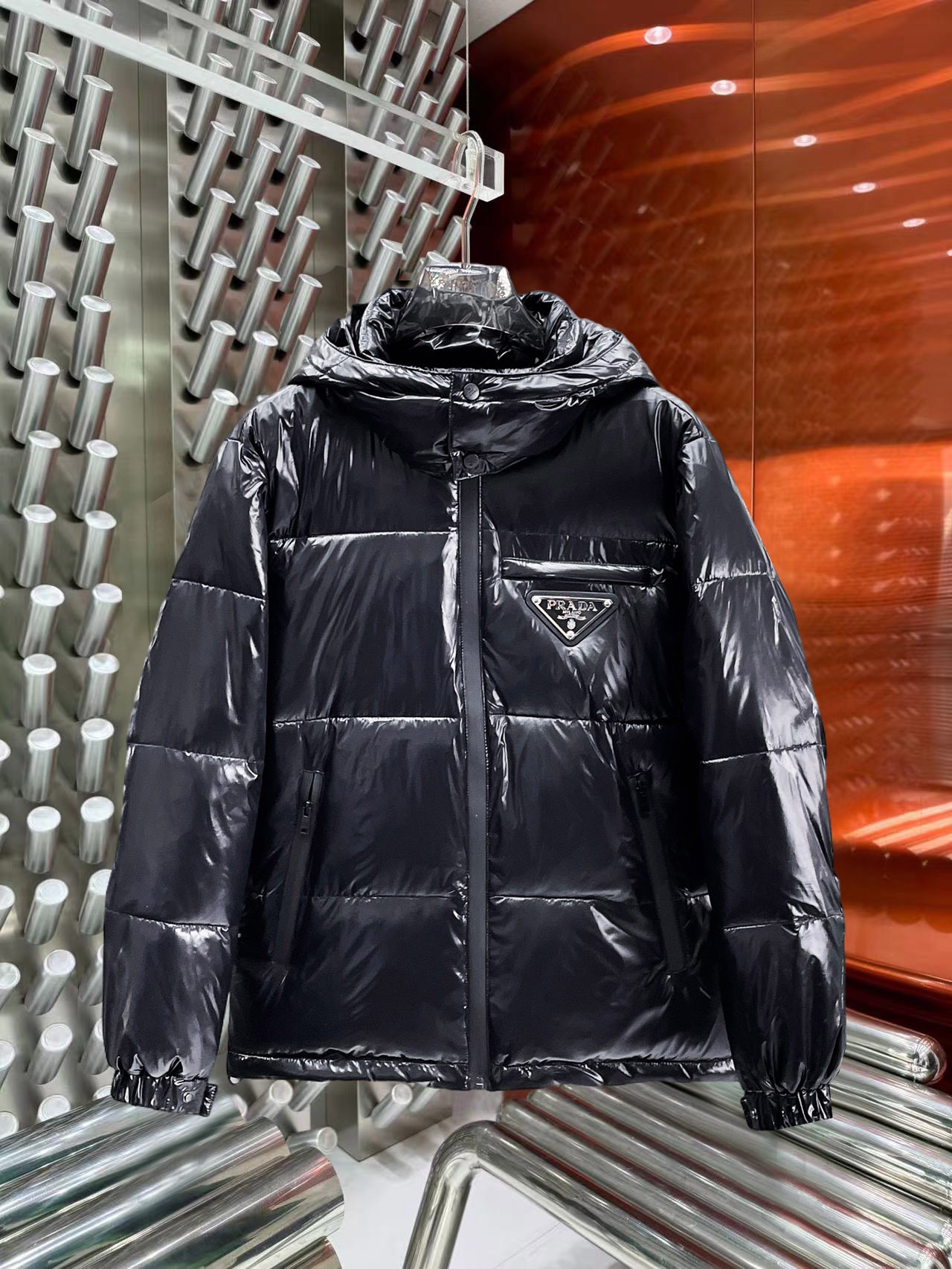 NO:644809,Prada's new 2025 autumn and winter down jacket. This is known as the most expensive down jacket in the world, all 90 down. With a classic logo combination, it is full of visual impact at first sight. It has better thermal insulation performance, is light and not heavy, and has good loft recovery after compression, and it can gather heat and lock in temperature!  Personalized color matching design, fresh and energetic!  There are too many versions circulating in the market. In addition to the different fabrics and workmanship, the biggest difference is that the filling is not goose down at all but feather silk or velvet, etc., and it is not easy to distinguish for those who don’t understand. In addition, the fabrics and workmanship are definitely not of the same level. In short, look for us and you will never go astray. All the exclusive full colors are purchased from genuine development. If you understand the quality of our down jackets, you can safely recommend it with your eyes closed. The three standards are complete!  Uniform series for men and women!  Size M-3XL. Maximum wear is 195 pounds.,,prada,down jacket,alexander wang19860909普拉达 2025秋冬新款羽绒服.这款号称羽绒服届最贵的,全部90绒的.带着经典的Logo组合搭配,第一眼看到就是满满的视觉冲击,保暖性能更出色,轻便不厚重,且压缩后的蓬松度恢复性好,聚热锁温！个性的拼色设计,清新有活力！市面流通的版本实在太多了,除了面料做工不同外,最大的区别就是填充物根本不是鹅绒而是羽丝或手感绒等等,而不懂的根本不容易区分.另外面料和做工也绝对不是一个级别,总之认准我们,让你绝对不跑偏,独家全色全部购入正版开发,懂我们家羽绒服质量的,完全可以放心闭眼推.三标齐全！男女同款系列！码数M-3XL.最大穿到195斤.,,prada,down jacket,alexander wang,Men's clothing