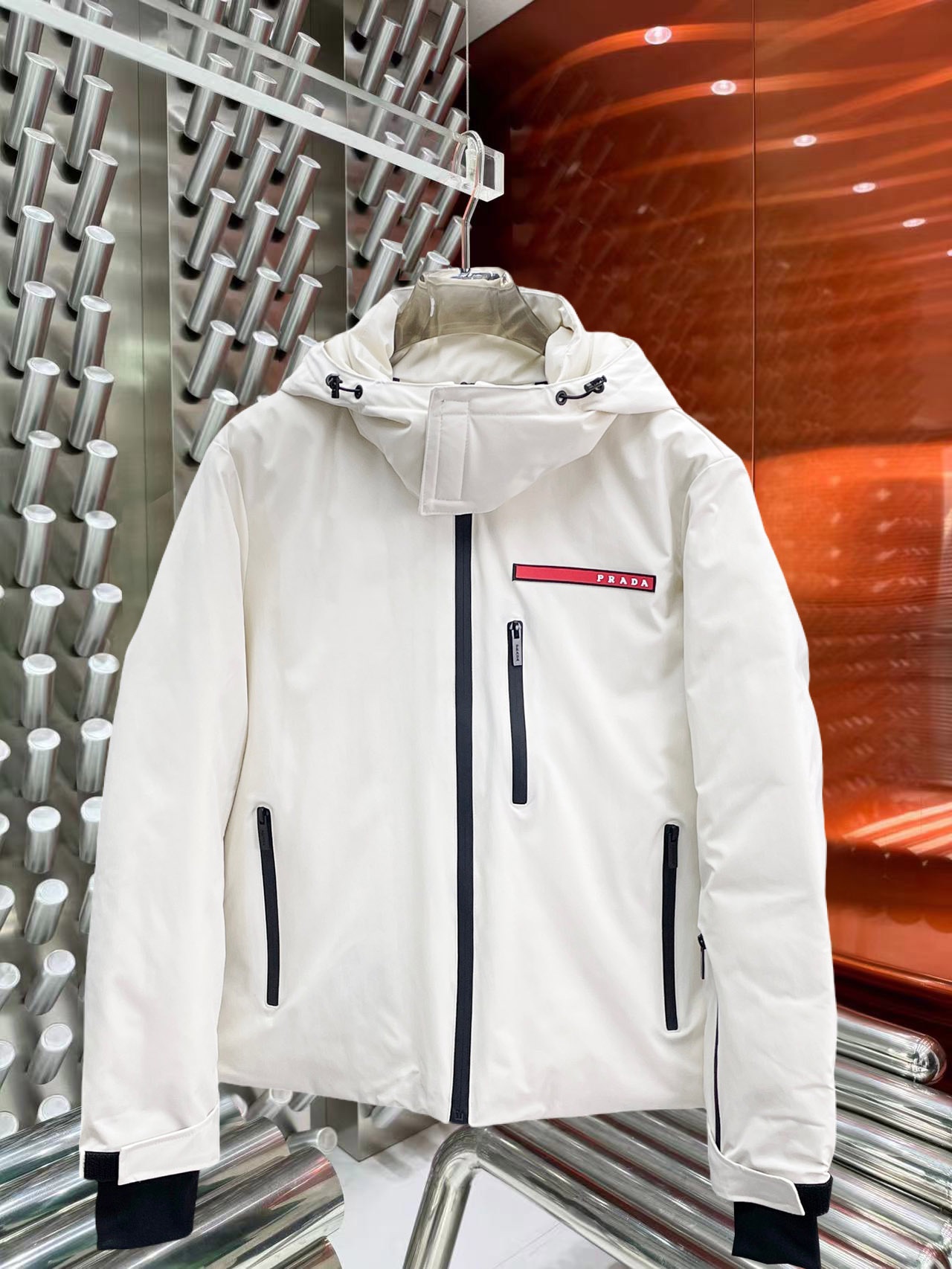 NO:644849,Prada's new 2025 autumn and winter down jacket. This is known as the most expensive down jacket in the world, all 90 down. With a classic logo combination, it is full of visual impact at first sight. It has better thermal insulation performance, is light and not heavy, and has good loft recovery after compression, and it can gather heat and lock in temperature!  Personalized color matching design, fresh and energetic!  There are too many versions circulating in the market. In addition to the different fabrics and workmanship, the biggest difference is that the filling is not goose down at all but feather silk or velvet, etc., and it is not easy to distinguish for those who don’t understand. In addition, the fabrics and workmanship are definitely not of the same level. In short, look for us and you will never go astray. All the exclusive full colors are purchased from genuine development. If you understand the quality of our down jackets, you can safely recommend it with your eyes closed. The three standards are complete!  Uniform series for men and women!  Size M-3XL. Maximum wear is 195 pounds.,,prada,down jacket,alexander wang19860909普拉达 2025秋冬新款羽绒服.这款号称羽绒服届最贵的,全部90绒的.带着经典的Logo组合搭配,第一眼看到就是满满的视觉冲击,保暖性能更出色,轻便不厚重,且压缩后的蓬松度恢复性好,聚热锁温！个性的拼色设计,清新有活力！市面流通的版本实在太多了,除了面料做工不同外,最大的区别就是填充物根本不是鹅绒而是羽丝或手感绒等等,而不懂的根本不容易区分.另外面料和做工也绝对不是一个级别,总之认准我们,让你绝对不跑偏,独家全色全部购入正版开发,懂我们家羽绒服质量的,完全可以放心闭眼推.三标齐全！男女同款系列！码数M-3XL.最大穿到195斤.,,prada,down jacket,alexander wang,Men's clothing