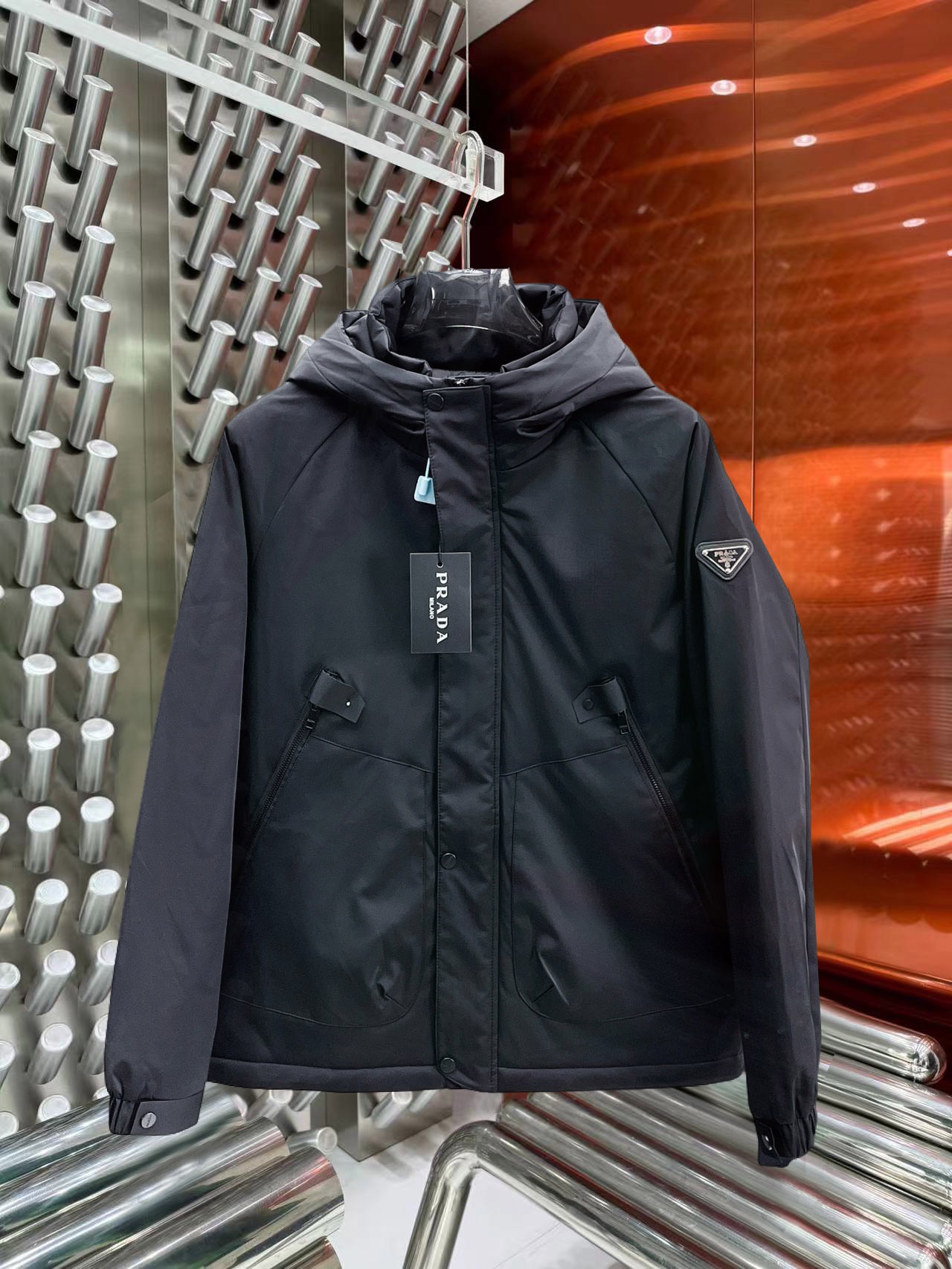 NO:644806,Prada's new 2025ss winter down jacket with all three standards is in perfect condition. It's comfortable and warm, and the color is full and attractive. The design is very outstanding, and it can easily enhance the sense of fashion. The workmanship is extremely sophisticated and rigorous, and the wiring is neat and meticulous!  A masterpiece from a famous designer!  The upper body does not look bloated and is super handsome!  Available sizes M ~ XXXL,,prada,jackets & coats,down jacket,alexander wang19860909普拉达 三标齐全 2025ss冬季新款羽绒棉服外套,秀场新品品相非常完美,舒适保暖,色泽饱满诱人,非常出彩的设计,轻松将时髦感进阶,做工极为考究严谨,走线工整细致！大牌设计师巨作！上身不显臃肿、超级帅气！现货码数M ～ XXXL,,prada,jackets & coats,down jacket,alexander wang,Men's clothing