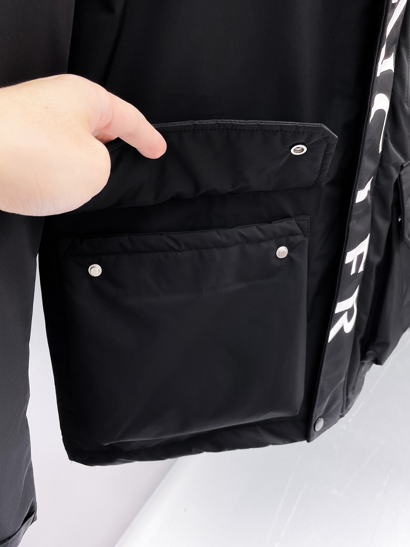 ! 蒙口 秋冬新款羽绒服。这款号称羽绒服届最贵的,全部90绒的。带着经典的Logo组合搭配,第一眼看