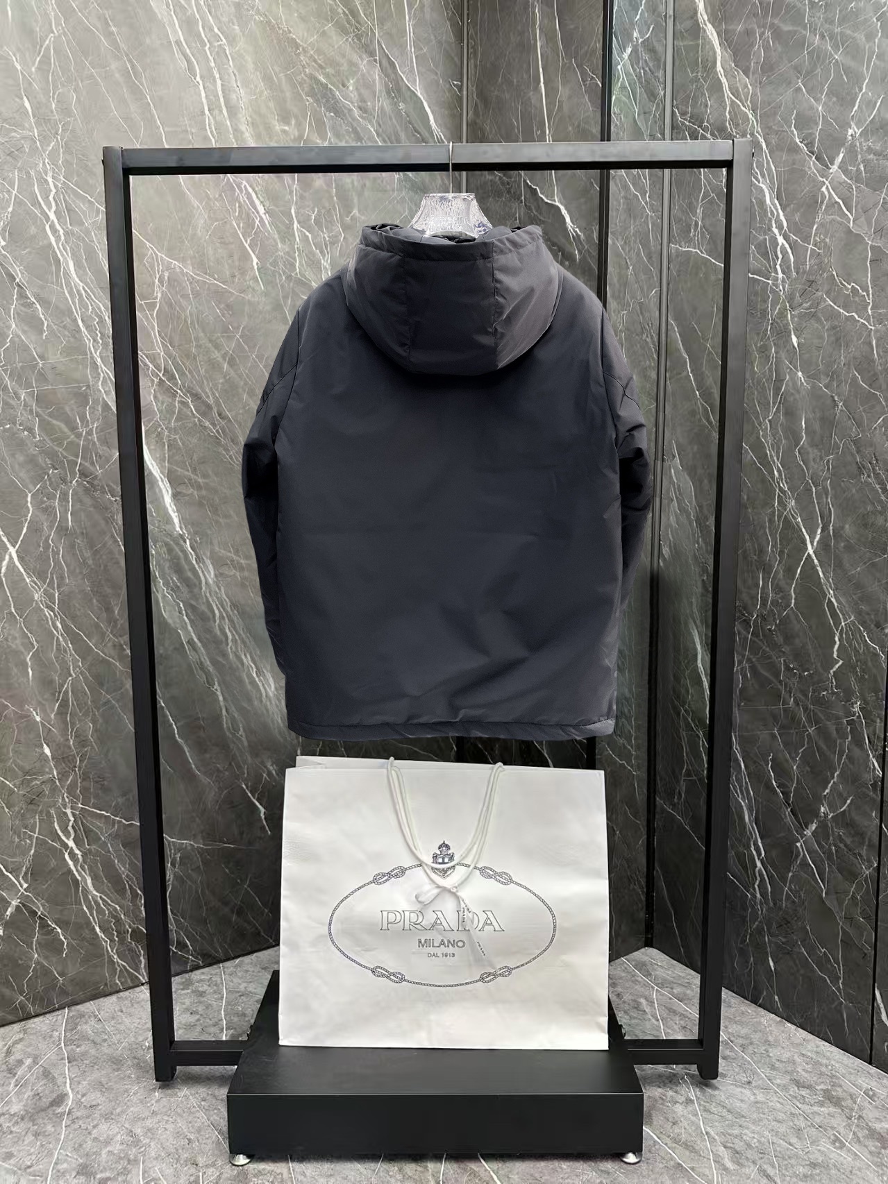 ! 蒙口 秋冬新款羽绒服。这款号称羽绒服届最贵的,全部90绒的。带着经典的Logo组合搭配,第一眼看