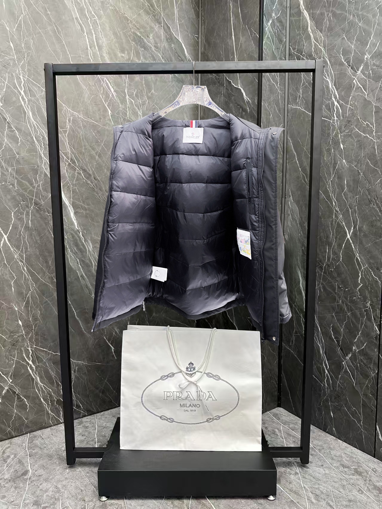 ! 蒙口 秋冬新款羽绒服。这款号称羽绒服届最贵的,全部90绒的。带着经典的Logo组合搭配,第一眼看