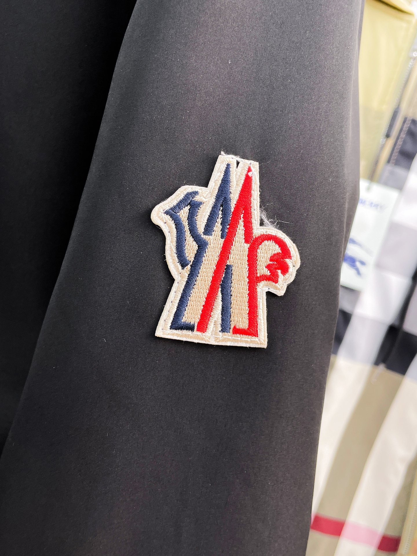 ! 蒙口 秋冬新款羽绒服。这款号称羽绒服届最贵的,全部90绒的。带着经典的Logo组合搭配,第一眼看