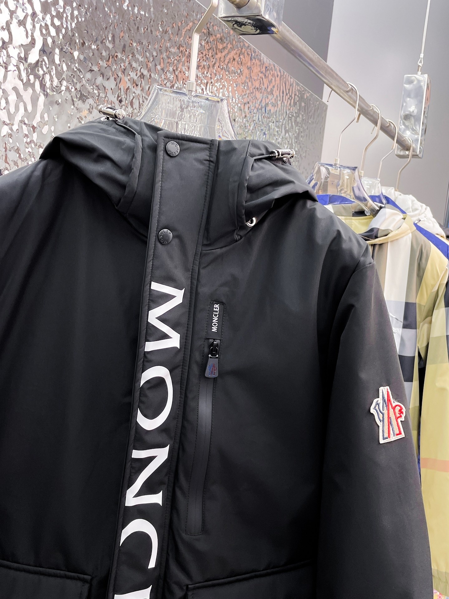 ! 蒙口 秋冬新款羽绒服。这款号称羽绒服届最贵的,全部90绒的。带着经典的Logo组合搭配,第一眼看