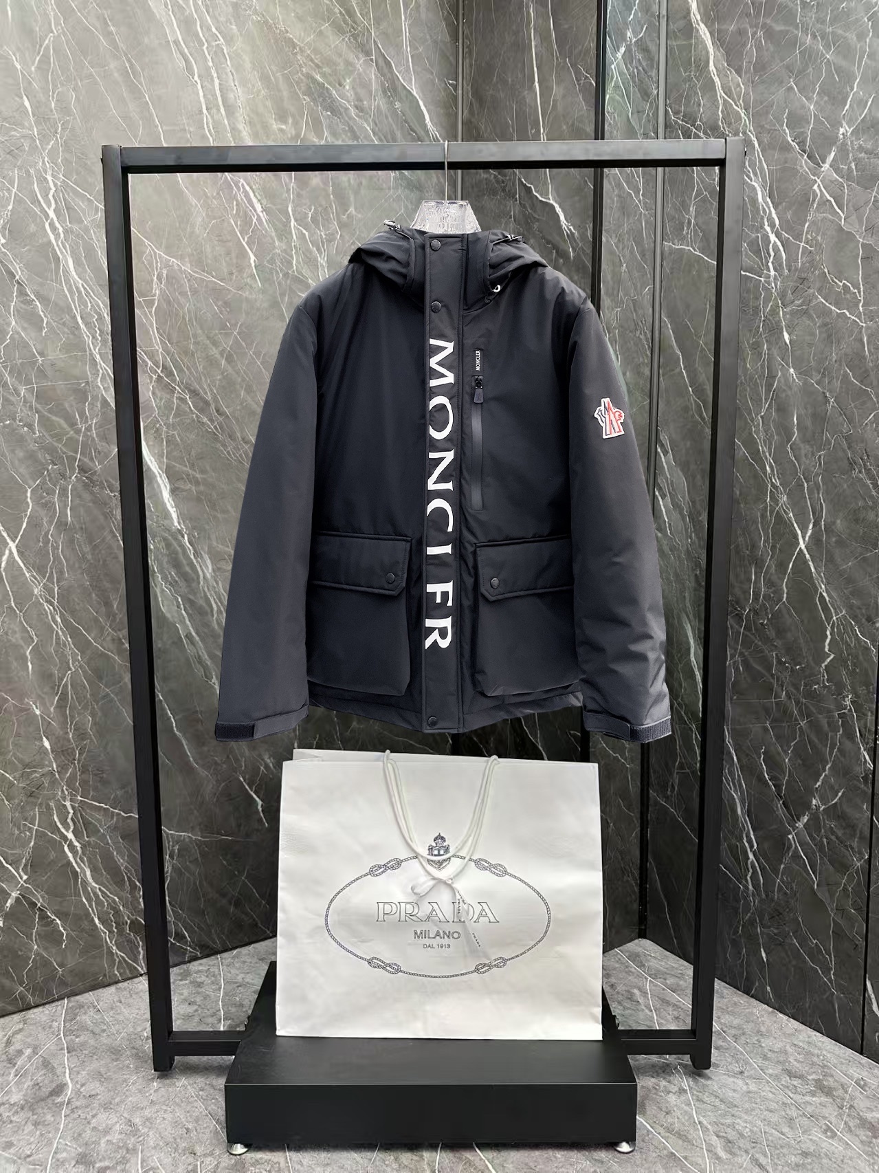 ! 蒙口 秋冬新款羽绒服。这款号称羽绒服届最贵的,全部90绒的。带着经典的Logo组合搭配,第一眼看