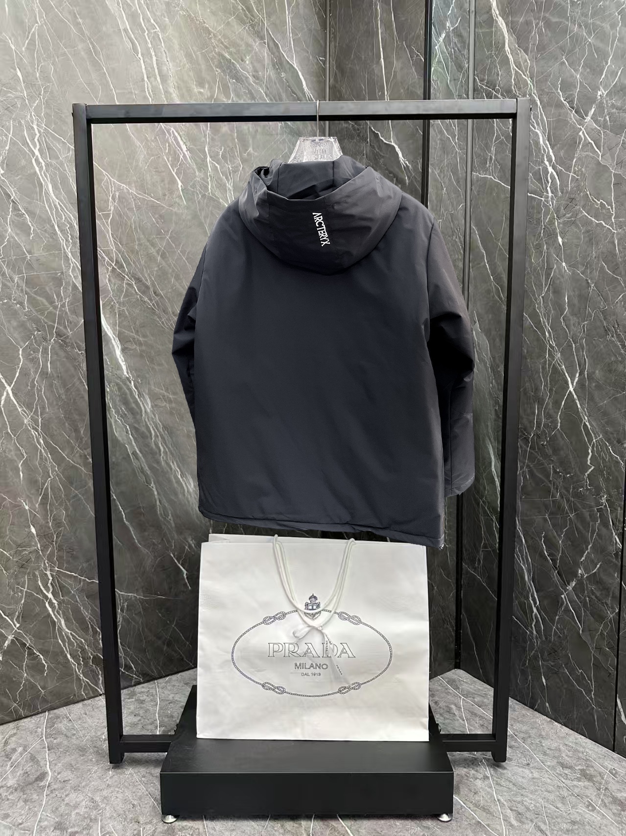   始祖鸟  三标齐全    ss冬季新款羽绒棉服外套，秀场新品‼品相非常完美，舒适保暖，色泽饱满诱人，