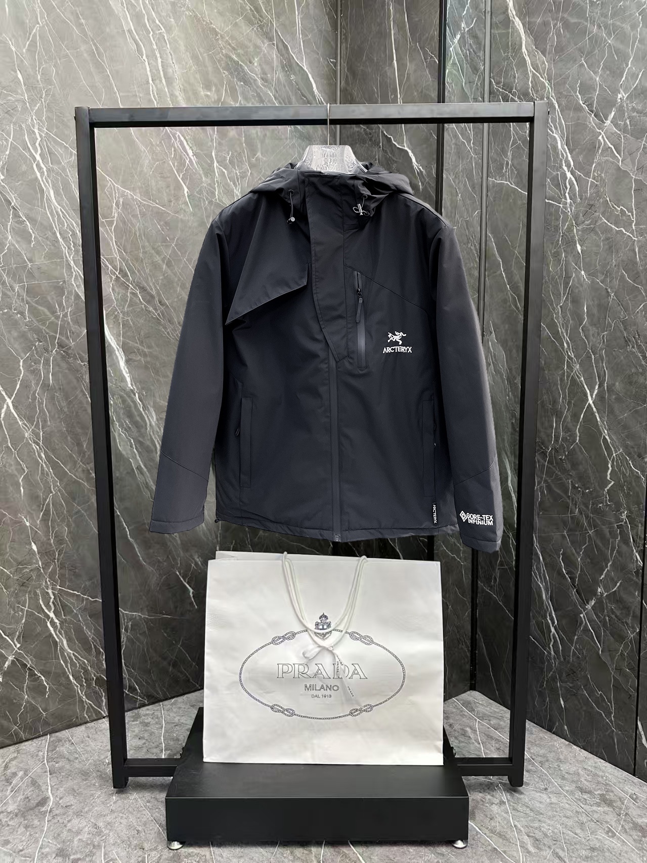   始祖鸟  三标齐全    ss冬季新款羽绒棉服外套，秀场新品‼品相非常完美，舒适保暖，色泽饱满诱人，
