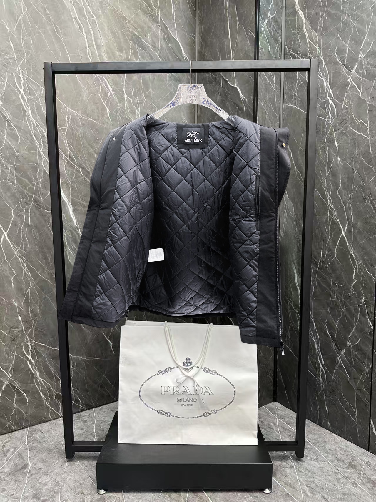   始祖鸟  三标齐全    ss冬季新款羽绒棉服外套，秀场新品‼品相非常完美，舒适保暖，色泽饱满诱人，