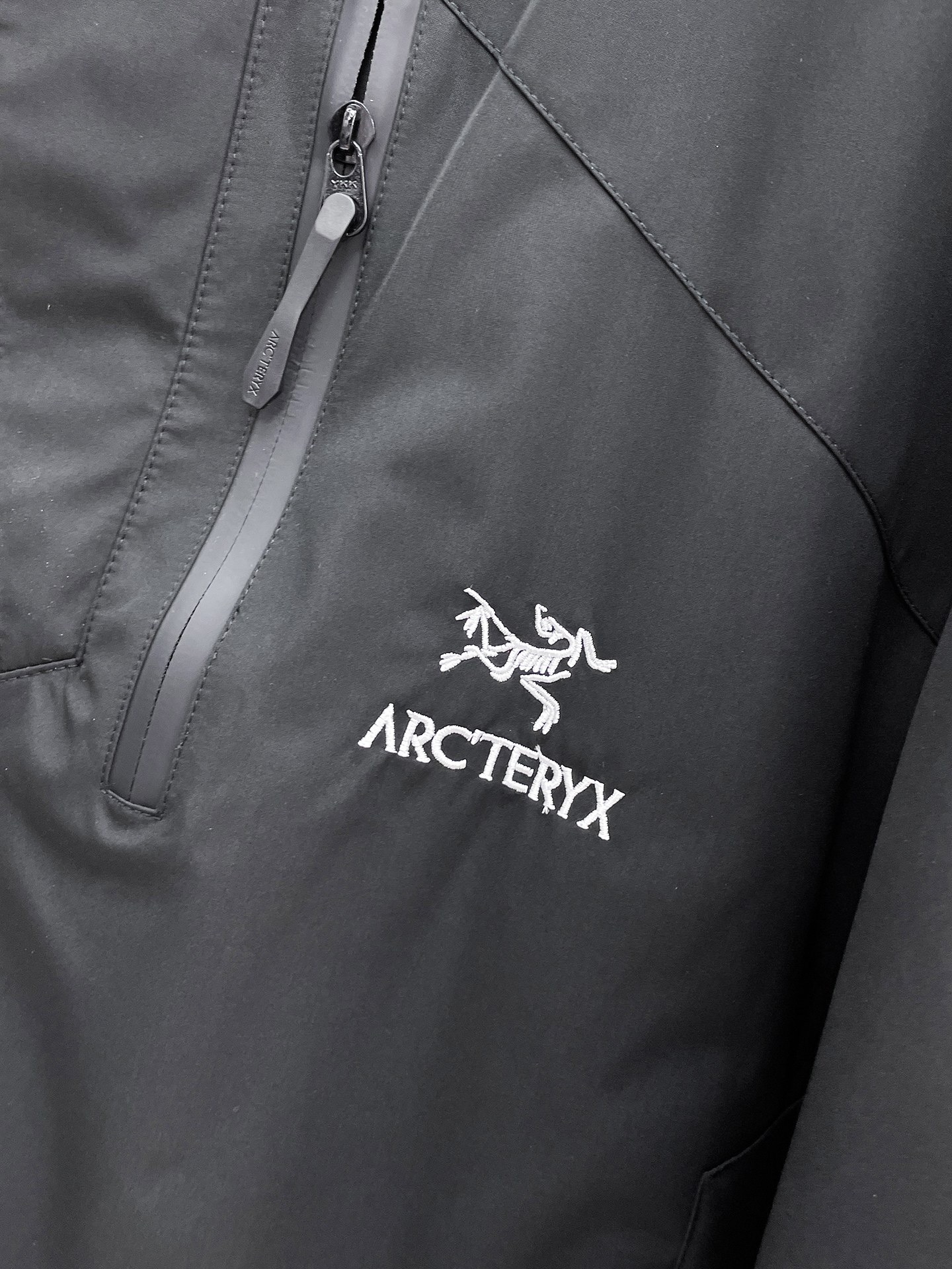   始祖鸟  三标齐全    ss冬季新款羽绒棉服外套，秀场新品‼品相非常完美，舒适保暖，色泽饱满诱人，