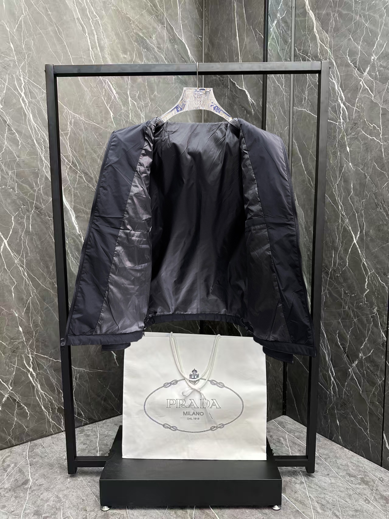   普拉达  三标齐全    ss冬季新款羽绒棉服外套，秀场新品‼品相非常完美，舒适保暖，色泽饱满诱人，
