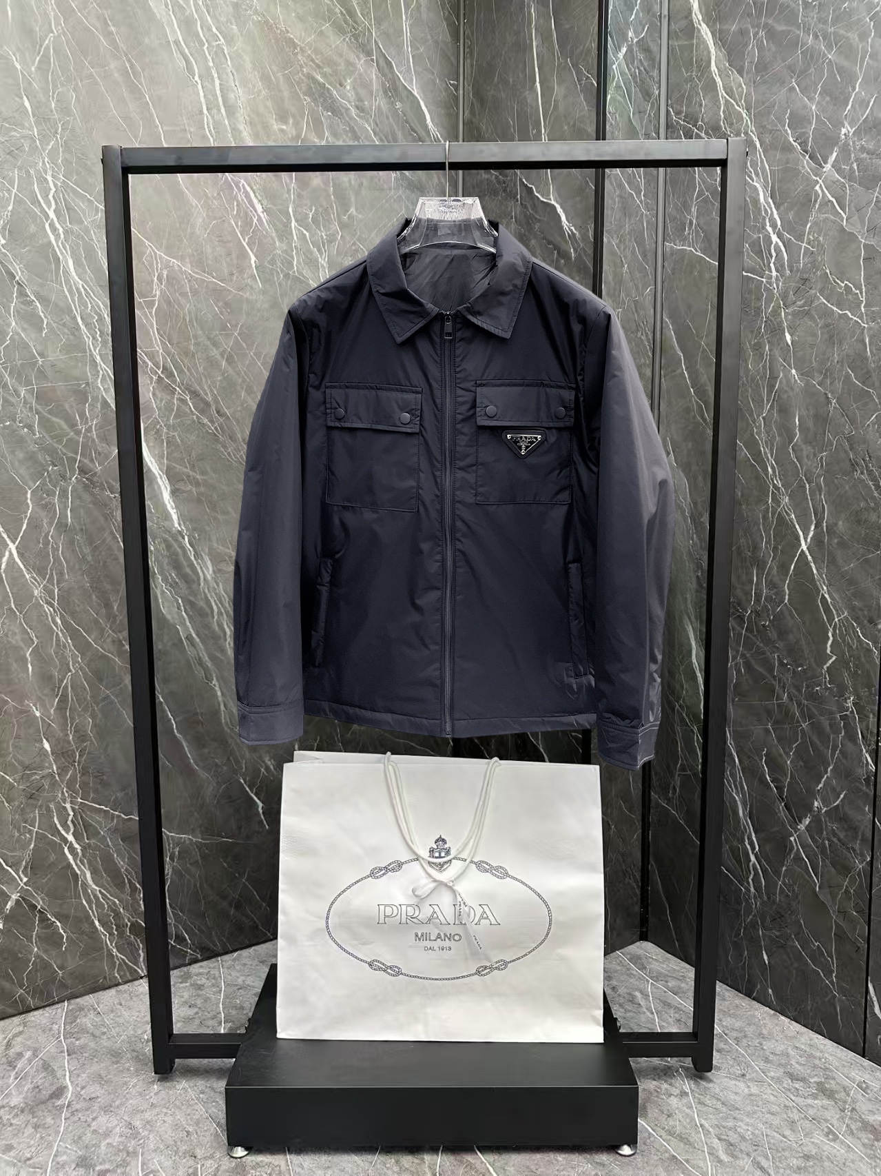   普拉达  三标齐全    ss冬季新款羽绒棉服外套，秀场新品‼品相非常完美，舒适保暖，色泽饱满诱人，