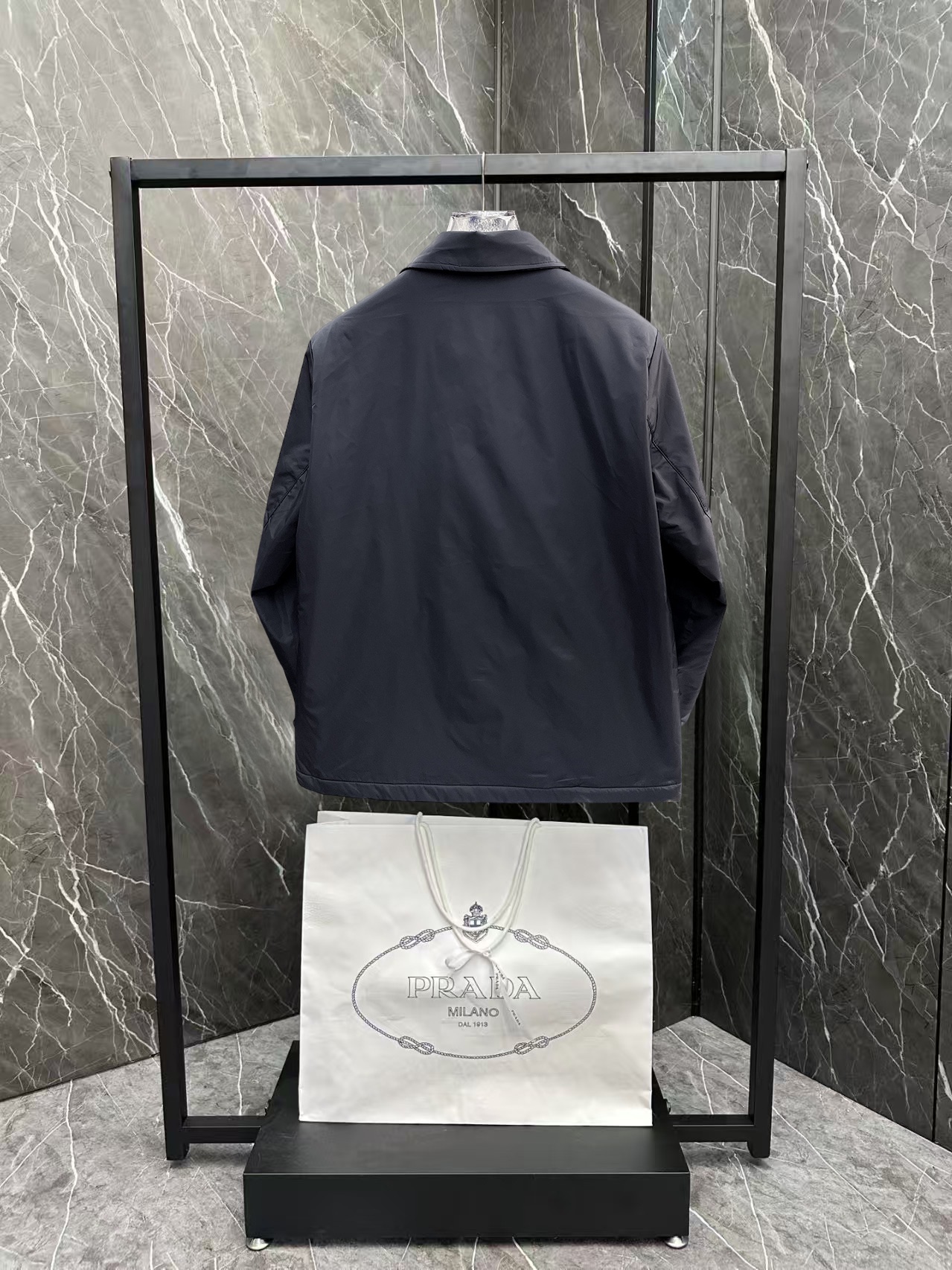   普拉达  三标齐全    ss冬季新款羽绒棉服外套，秀场新品‼品相非常完美，舒适保暖，色泽饱满诱人，