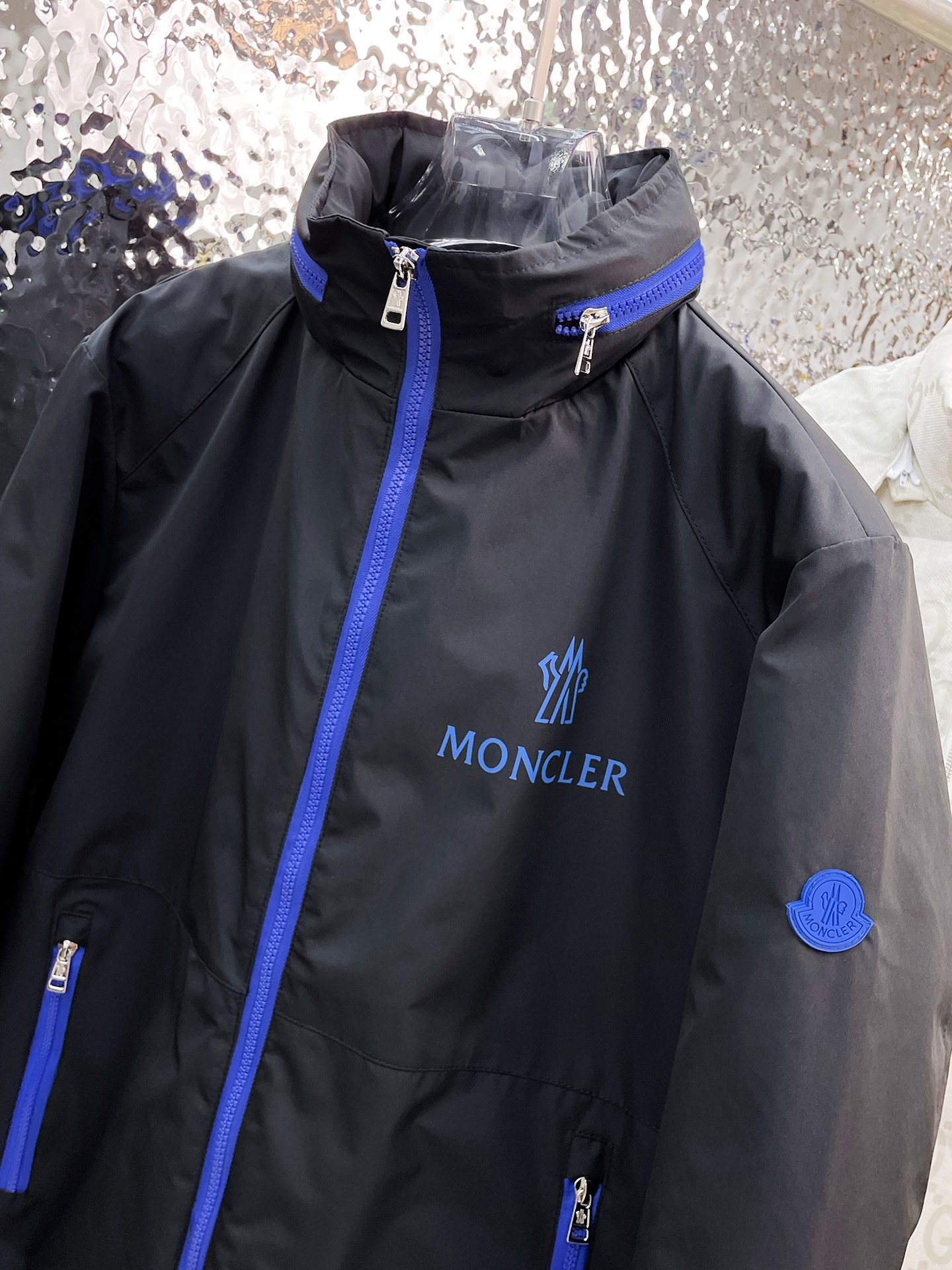   蒙口  三标齐全    ss冬季新款羽绒棉服外套，秀场新品‼品相非常完美，舒适保暖，色泽饱满诱人，非