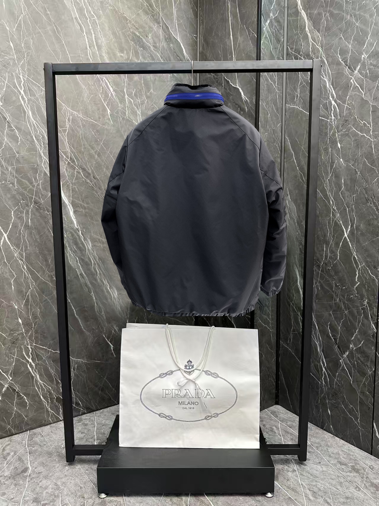   蒙口  三标齐全    ss冬季新款羽绒棉服外套，秀场新品‼品相非常完美，舒适保暖，色泽饱满诱人，非