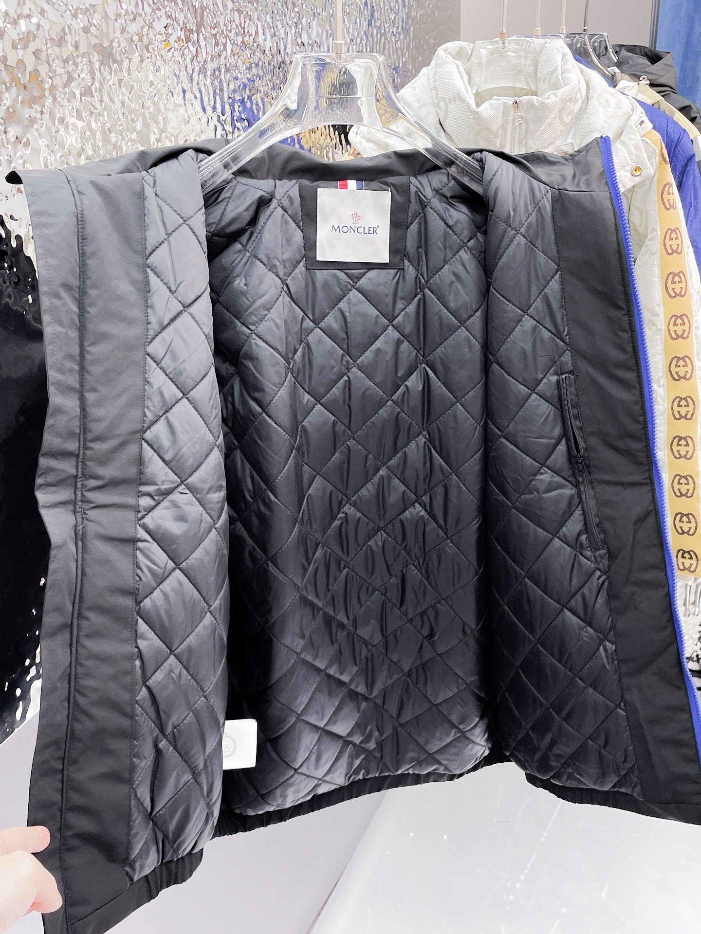   蒙口  三标齐全    ss冬季新款羽绒棉服外套，秀场新品‼品相非常完美，舒适保暖，色泽饱满诱人，非