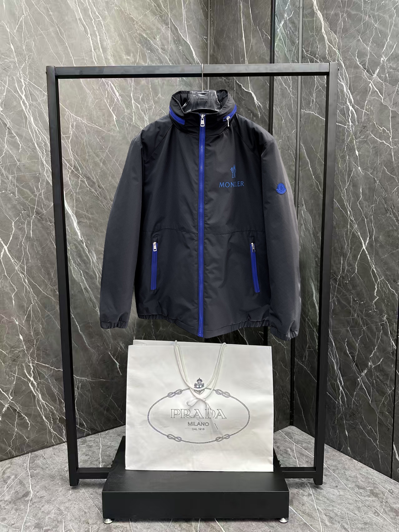   蒙口  三标齐全    ss冬季新款羽绒棉服外套，秀场新品‼品相非常完美，舒适保暖，色泽饱满诱人，非