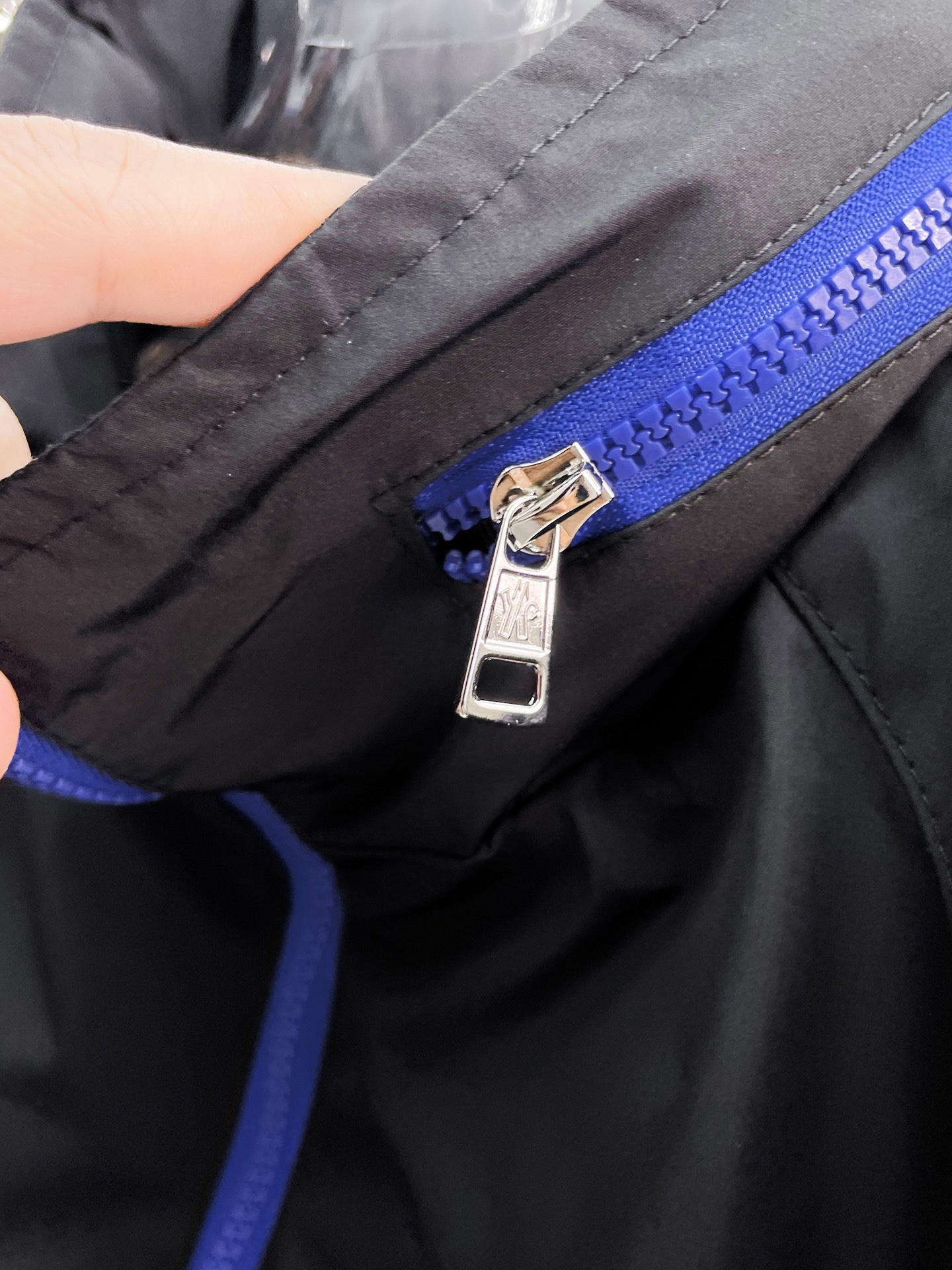   蒙口  三标齐全    ss冬季新款羽绒棉服外套，秀场新品‼品相非常完美，舒适保暖，色泽饱满诱人，非