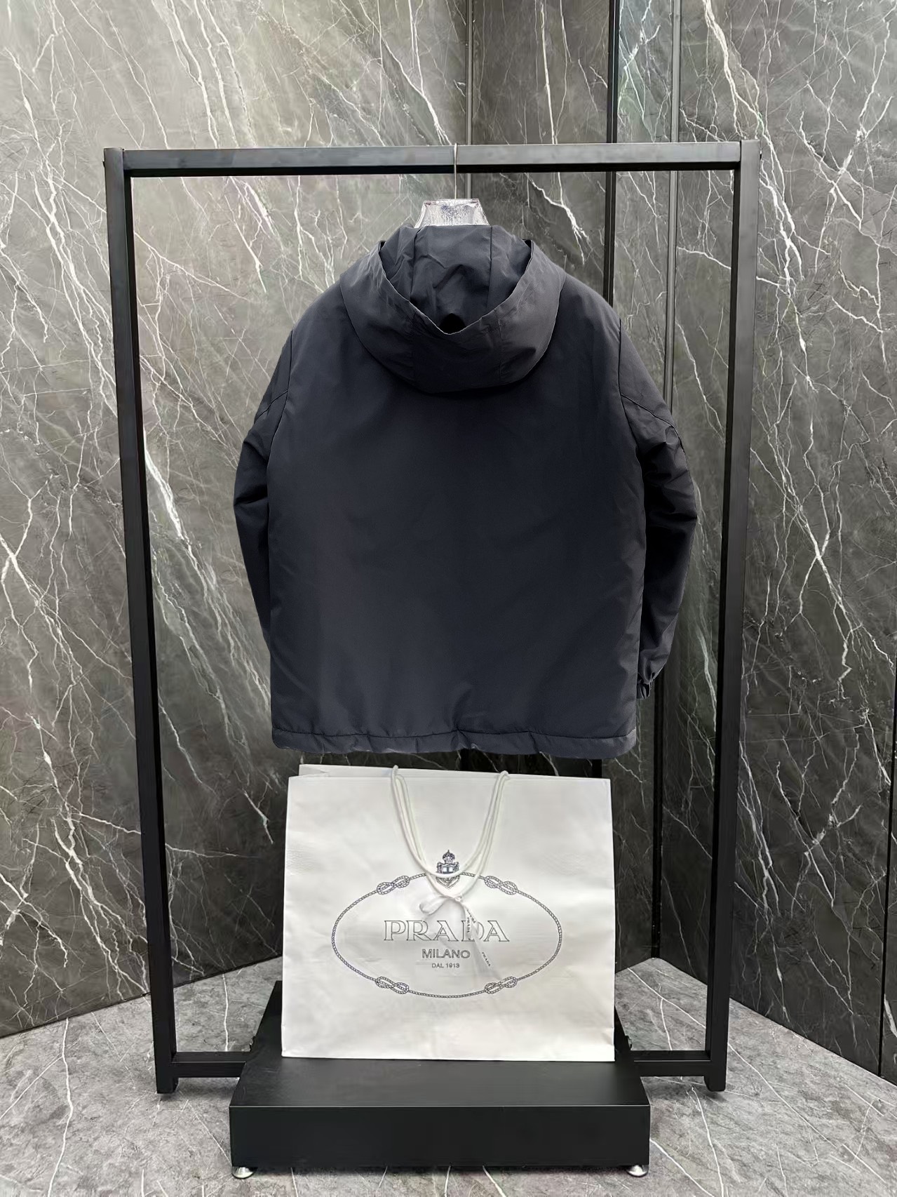  蒙口  三标齐全    ss冬季新款羽绒棉服外套，秀场新品‼品相非常完美，舒适保暖，色泽饱满诱人，非常