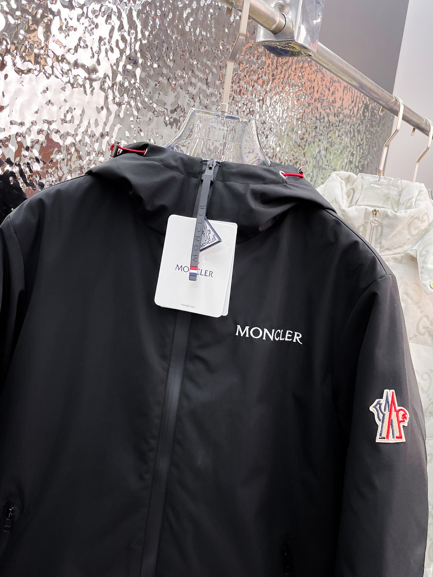  蒙口  三标齐全    ss冬季新款羽绒棉服外套，秀场新品‼品相非常完美，舒适保暖，色泽饱满诱人，非常