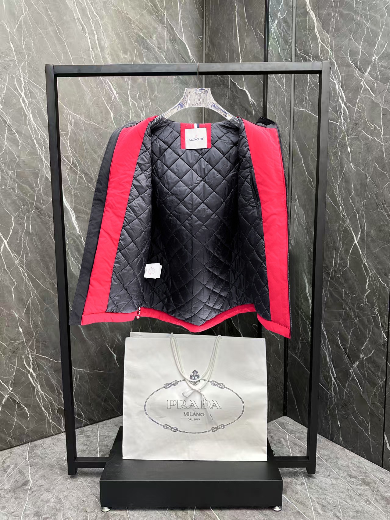  蒙口  三标齐全    ss冬季新款羽绒棉服外套，秀场新品‼品相非常完美，舒适保暖，色泽饱满诱人，非常